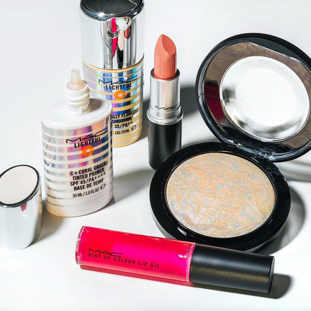M∙A∙C Cosmetics Japanのインスタグラム：「⠀ ライトフルシリーズで叶える “TSUYA SKIN” ロングセラーのハイライトパウダー「ライトスカペード」もマストハブ ⠀ [ライトフル C+ ティンティッド プライマー SPF 45] [ライトフル C+ ナチュラリー フローレス SPF 35 ファンデーション] [M∙A∙C ミネラライズ スキンフィニッシュ] ライトスカペード [リップスティック] ニッポン [ヒント オブ カラー リップ オイル] ドール トゥ ディーバ ⠀ ⠀ ⠀ ⠀ ⠀ ⠀ #MACCosmeticsJapan #MACコスメ #MACCosmetics #MAC #コスメ #メイク #ファンデーション #MACファンデ #MACライトフル #MACLightfulC #リキッドファンデーション #リキッド #LiquidFoundation #Liquid #ツヤ肌 #つや肌 #メイクブラシ #MACブラシ  #ライトスカペード #安斉かれん #KALENANZAI」