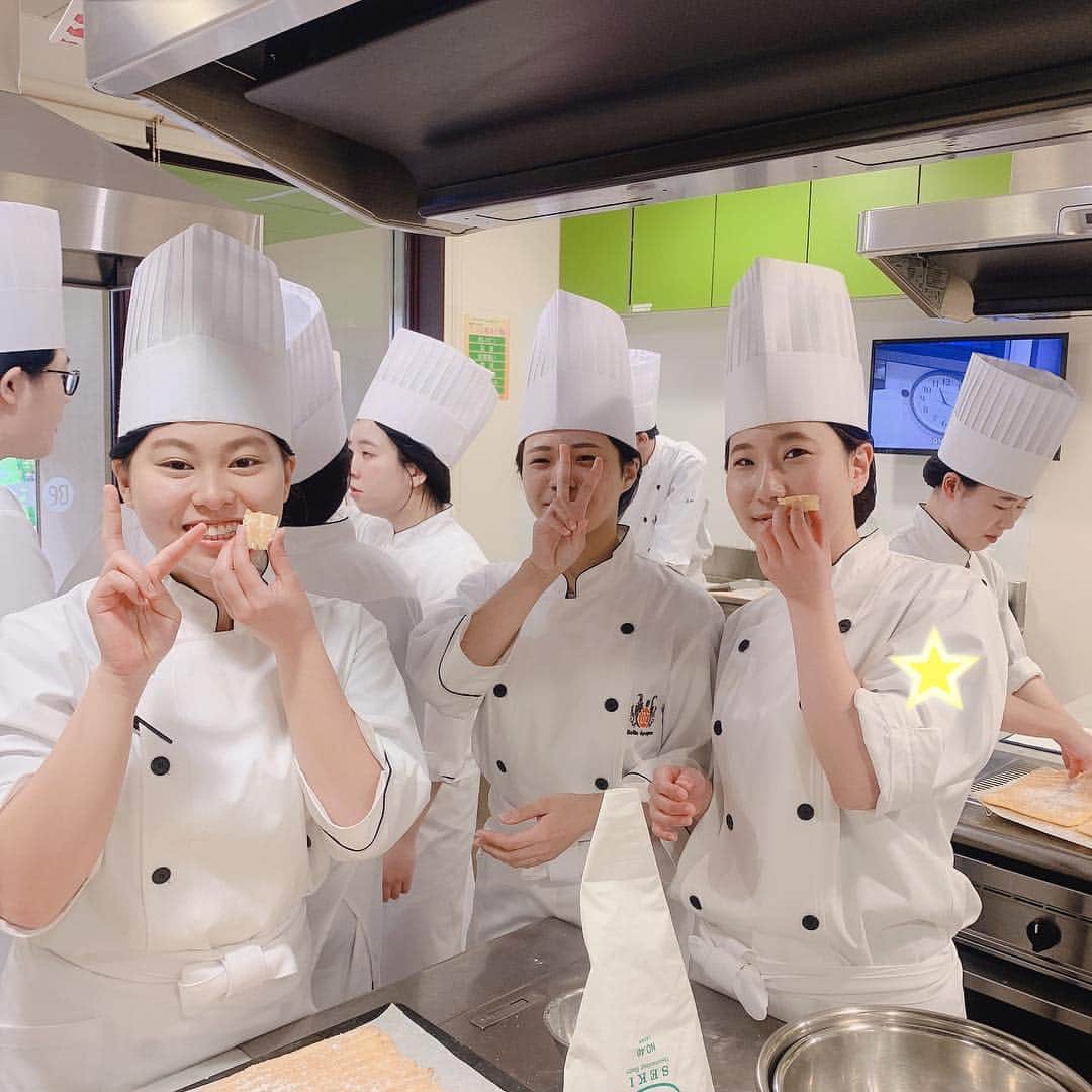 東京ベルエポック製菓調理専門学校さんのインスタグラム写真 - (東京ベルエポック製菓調理専門学校Instagram)「#パティシエ科 #パティシエ実践科 ゴールデンウィーク直前の今日はどのクラスも製菓実習です！✨ 生地の基本ビスキュイや、フランスの焼菓子フィナンシェ、マドレーヌ等…1年生は基礎をしっかり学んでいます！🍰 しかしながら、、、真剣な顔と楽しそうな顔と…元気ですねぇ🤗  #東京ベルエポック製菓調理専門学校 #ビスキュイ #マドレーヌ #フィナンシェ」4月26日 11時52分 - belleseika
