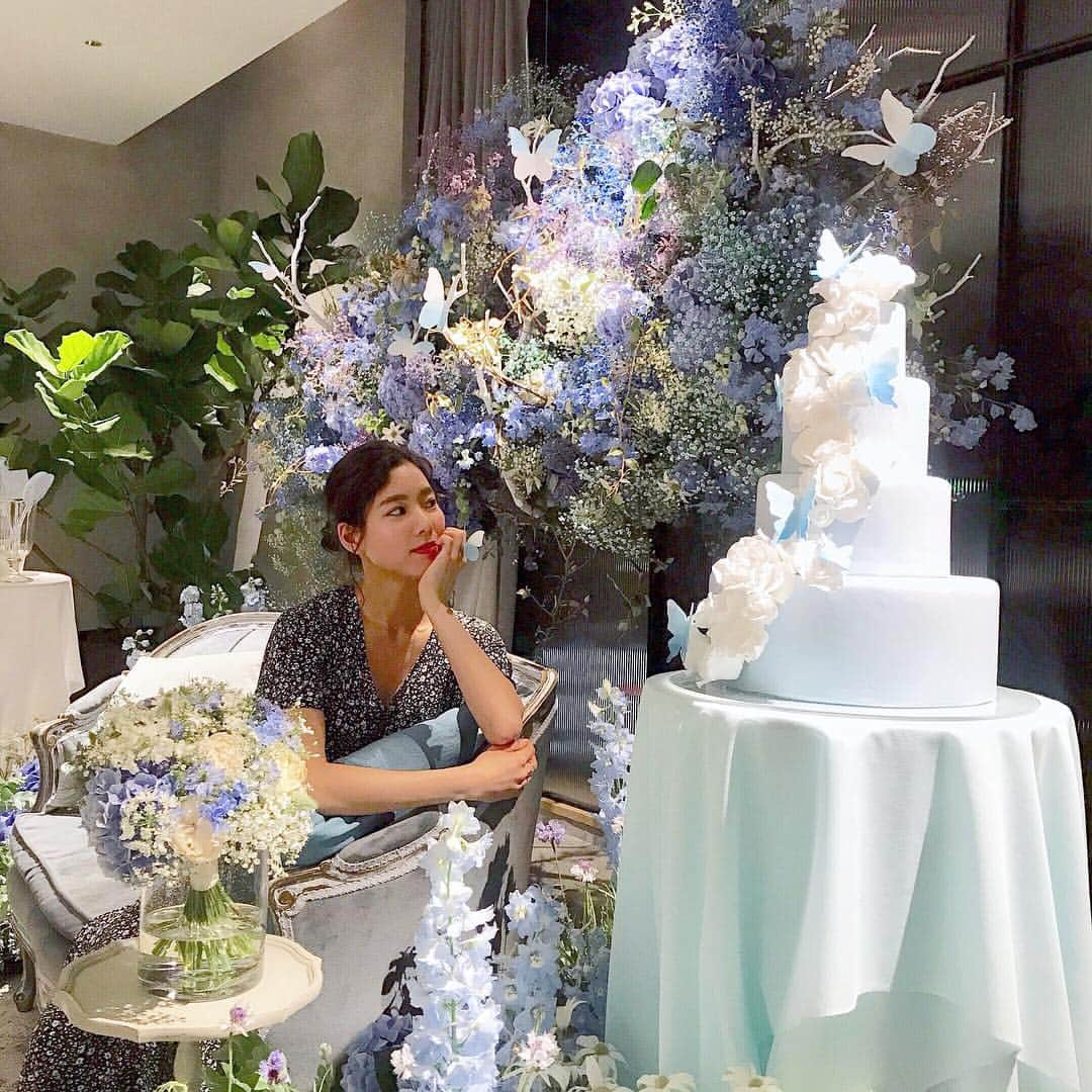 布川桃花さんのインスタグラム写真 - (布川桃花Instagram)「今日から開催する JILLSTUART× CRAZY WEDDING の期間限定イベント“The Wedding Eve.”に 招待して頂き、一足お先に遊びに行ってきたよ🏃‍♀️💞 . @jillstuartbeauty の限定コレクション サムシングピュアブルーの発売を記念したイベントで、 結婚式前夜の花嫁の幸福感を体感できるお部屋や フォトジェニックな披露宴会場など、、 とってもステキな空間になってるよ👰🏻💓 . 4/26〜30まで！予約もできるみたいです✌🏻 来場者全員に貰えるアイシングクッキーかわいかったから ぜひGETしてね🥺 . #ジルスチュアート #サムシングピュアブルー #jillwedding」4月26日 11時57分 - momoka_fukawa