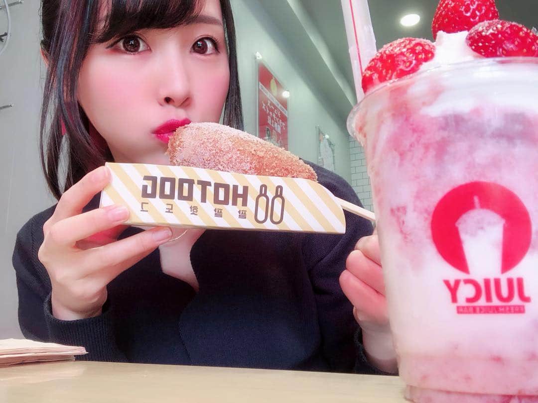 のインスタグラム：「おはくま🐻 . . 映えってゆうより、見つけたら買いたくなるくらい好きな食べ物❣️ . . #おはよう #gm #goodmorning #おはくま #日々の出会いに感謝 #バクステ外神田一丁目 #いっちょめ #熊本美和 #miwakumamoto  #アイドル #idol #일본 #아이돌 #アイドルボウラー #Pリーガー #プロボウラーになりたい #instagood #followme #kawaii #makeup #beauty #黒髪 #新大久保 #コリアンタウン #韓国 #ハットク #88hotdog #juicy #🍓 #すきぴ」