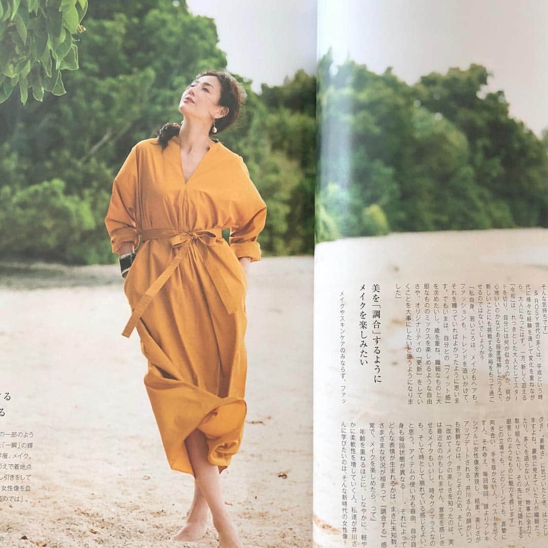loin.officialさんのインスタグラム写真 - (loin.officialInstagram)「﻿ いい波動🕊﻿ 竹富島の自然に包まれての撮影でした。﻿ 泊まりで雑誌の撮影なんて何年ぶりだろう。﻿ 20年ぶり、かもしれない。﻿ 私を育ててくれたヤンマガを思い出す。﻿ 既に成人していたけれど﻿ まだ新人だった。﻿ ﻿ そしてやっぱり﻿ 愛ある人たちと﻿ 本気で打ち込むことは楽しく﻿ 大人になるほどに有り難く思う。﻿ ぜひ手に取って頂けたら。﻿ &ROSY6月号発売中です🌹﻿ ﻿ ﻿ #androsy﻿ #photographer#mitsuookamoto﻿ #stylist#hirokoumeyama﻿ #hair#hanjee﻿ #makeup#sadaesasaki﻿ #writer#chitosematsumoto﻿ ﻿ ﻿」4月26日 10時25分 - loin.official