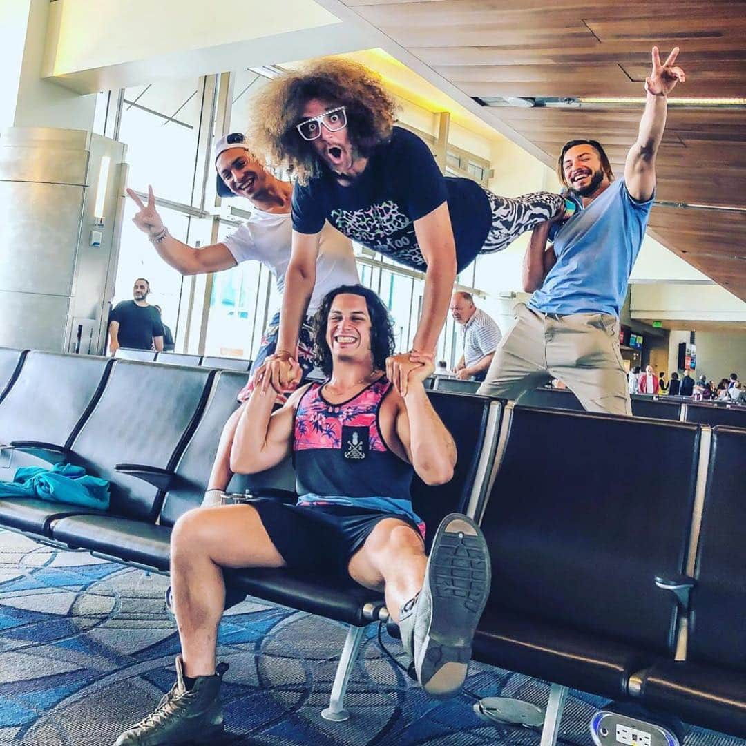 レッドフーさんのインスタグラム写真 - (レッドフーInstagram)「Met these crazy acrobats at the airport. I’m gonna start training for our secret move!!! #iworkout @messoudibros」4月26日 10時25分 - redfoo