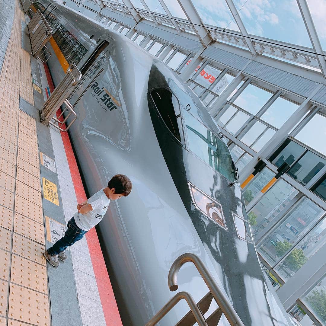 澤野井香里さんのインスタグラム写真 - (澤野井香里Instagram)「#鉄男 のSくんと娘を連れて、美味しいプリンを求めて弾丸日帰り#香川旅 ＾＾✨ @konpirapurin ﻿ ﻿ #JR四国 の#特急しおかぜ の前でパチリ🚞﻿ ﻿ 途中で#レールスター も見れたり色んな電車に乗れて目を輝かせる大満足の息子😂♡﻿ ﻿ 初めての駅、初めての電車、初めての四国、初めての景色✨ 娘は初めての新幹線🚅✨ ﻿ ﻿ 帰りの#アンパンマン電車 🚞もいつのまにかパンフレット取ってきてしっかりチェックしてるw﻿ ﻿ ようやくスタート地点なの1人で2人連れて、片道3時間3回の乗り換えをして無事に香川に着いただけでもすごい達成感ww  そしてお目当てのプリンを食べに♡﻿ ﻿ #ks_kagawa✨ #ks_19✨ 👶 #0歳 #生後3ヶ月 #2歳 #ig_baby #ベビフル #ママリ #コドモノ #関西ママ #京都ママ #赤ちゃんのいる生活 #電車オタク #電車好き #のぞみ #香川 #多度津 #琴平 #こんぴらさん #S⭐️_ #M🍒_  #S⭐️M🍒 #ks_trip✨  #ks_trip_🇯🇵」4月26日 10時27分 - kaori_sawanoi