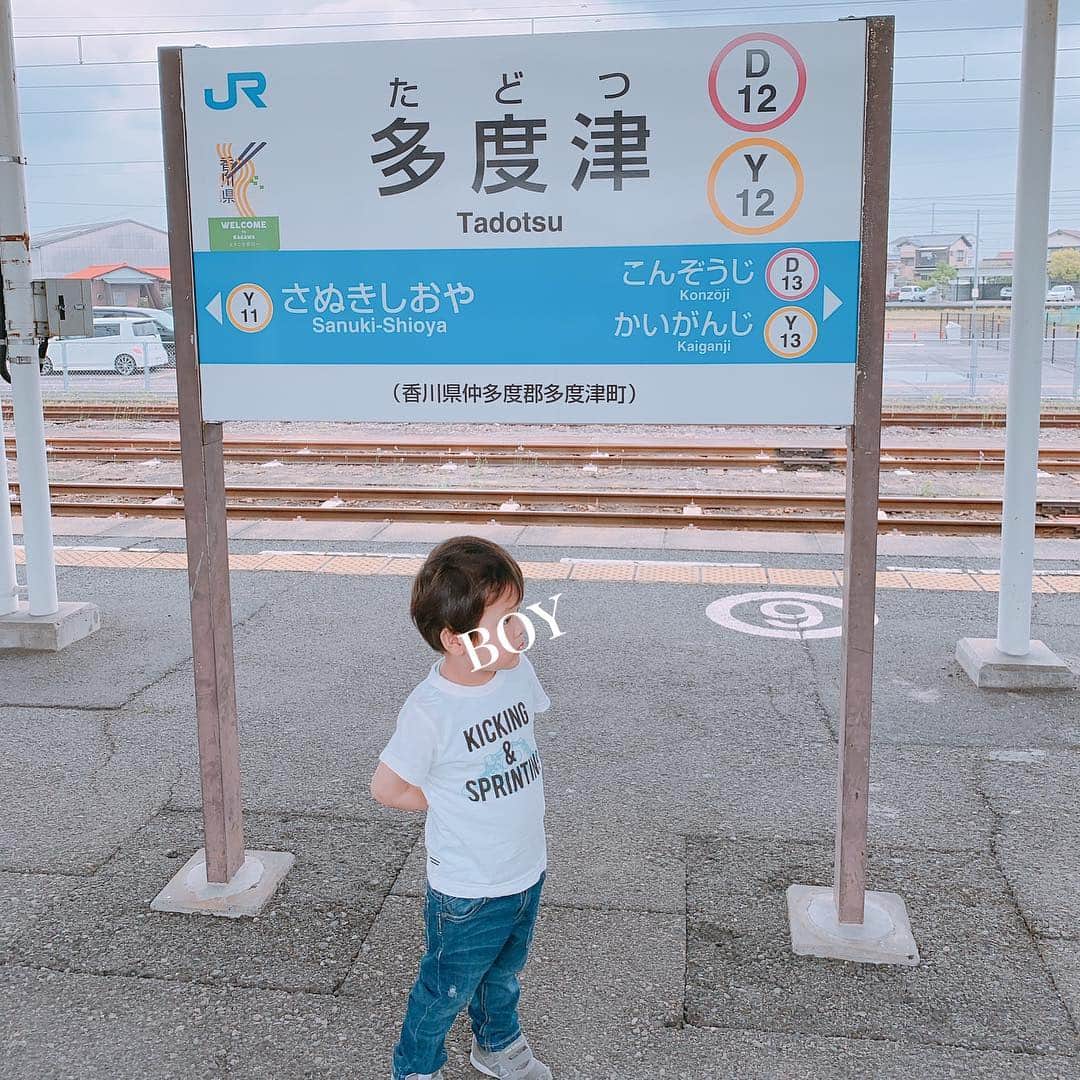 澤野井香里さんのインスタグラム写真 - (澤野井香里Instagram)「#鉄男 のSくんと娘を連れて、美味しいプリンを求めて弾丸日帰り#香川旅 ＾＾✨ @konpirapurin ﻿ ﻿ #JR四国 の#特急しおかぜ の前でパチリ🚞﻿ ﻿ 途中で#レールスター も見れたり色んな電車に乗れて目を輝かせる大満足の息子😂♡﻿ ﻿ 初めての駅、初めての電車、初めての四国、初めての景色✨ 娘は初めての新幹線🚅✨ ﻿ ﻿ 帰りの#アンパンマン電車 🚞もいつのまにかパンフレット取ってきてしっかりチェックしてるw﻿ ﻿ ようやくスタート地点なの1人で2人連れて、片道3時間3回の乗り換えをして無事に香川に着いただけでもすごい達成感ww  そしてお目当てのプリンを食べに♡﻿ ﻿ #ks_kagawa✨ #ks_19✨ 👶 #0歳 #生後3ヶ月 #2歳 #ig_baby #ベビフル #ママリ #コドモノ #関西ママ #京都ママ #赤ちゃんのいる生活 #電車オタク #電車好き #のぞみ #香川 #多度津 #琴平 #こんぴらさん #S⭐️_ #M🍒_  #S⭐️M🍒 #ks_trip✨  #ks_trip_🇯🇵」4月26日 10時27分 - kaori_sawanoi