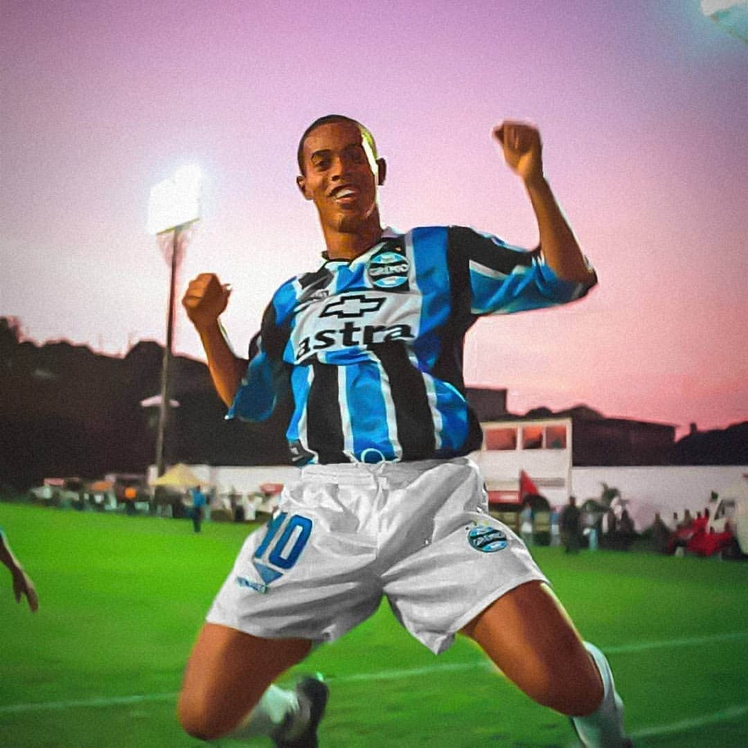 ロナウジーニョさんのインスタグラム写真 - (ロナウジーニョInstagram)「#TBT comemorando um dos gols da vitória por 2x0 no primeiro jogo do Brasileirão de 1999 entre @gremio e @ecvitoriaoficial . 20 anos atrás!!! kkkkk 🤙🏾」4月26日 10時29分 - ronaldinho