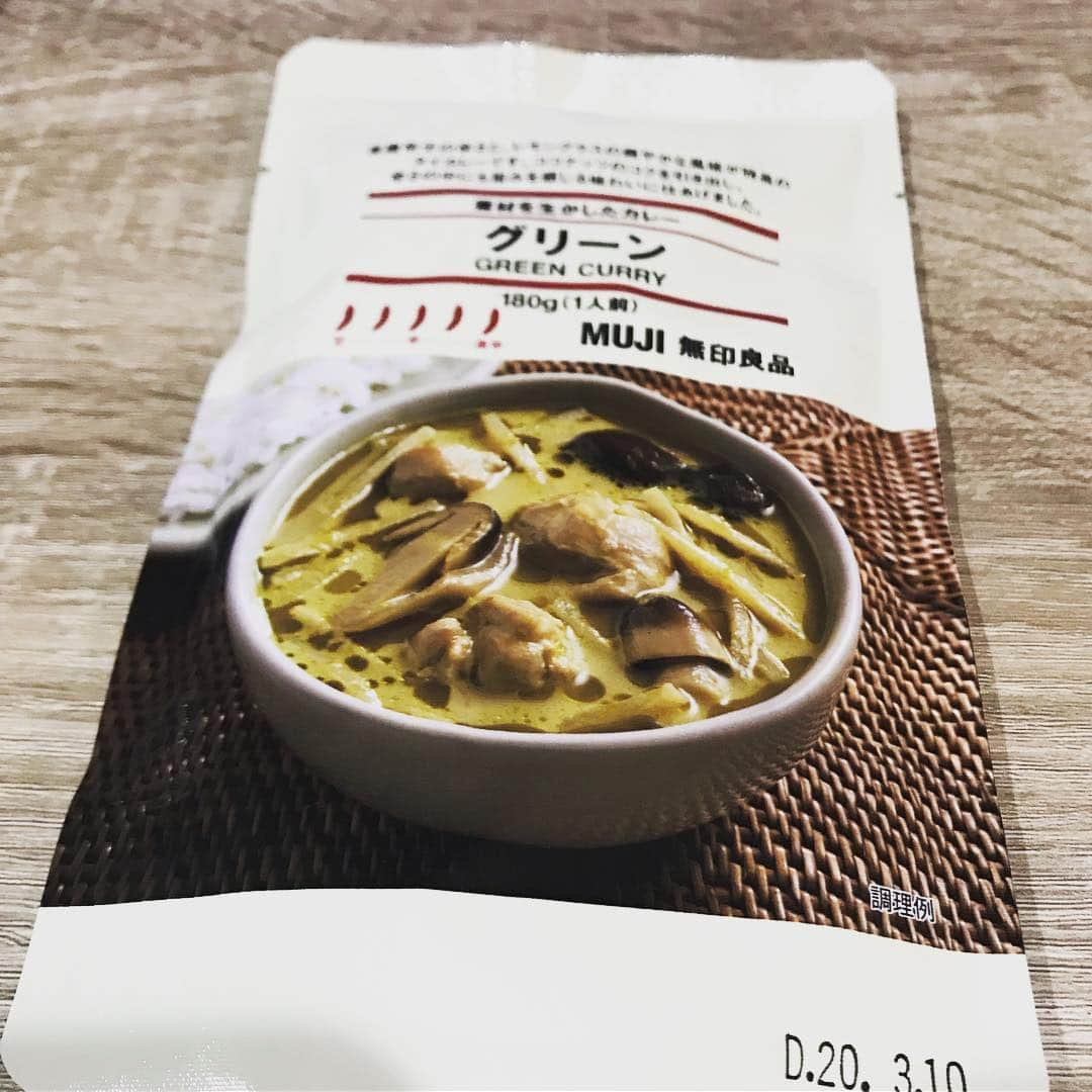 森野光晴さんのインスタグラム写真 - (森野光晴Instagram)「レトルトカレー食べ比べ その9 無印良品 グリーン  久々に食べたけど、安定の味。 クセがなくてコクはある。  #レトルトカレー #ライス抜き」4月26日 10時33分 - mrn_sakanamon