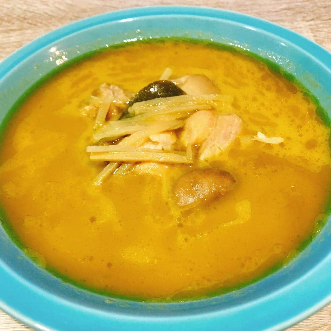 森野光晴のインスタグラム：「レトルトカレー食べ比べ その9 無印良品 グリーン  久々に食べたけど、安定の味。 クセがなくてコクはある。  #レトルトカレー #ライス抜き」