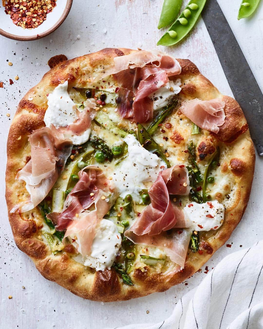 Gaby Dalkinさんのインスタグラム写真 - (Gaby DalkinInstagram)「Burrata, prosciutto, and spring pea pizza!! The most on brand / on season pizza there is! On the blog 😘」4月26日 10時33分 - whatsgabycookin