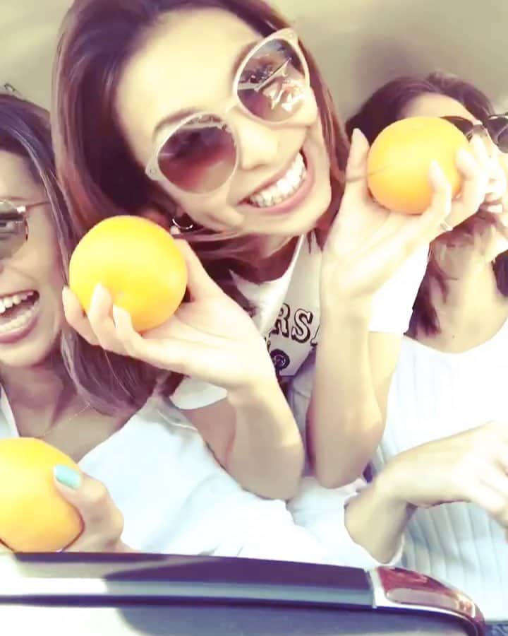 齋藤美波のインスタグラム：「🐒🐒🐒 熱海旅行のpostが なかなか追いつかない！笑 とりあえずこれあげとこ🤟🏽 ・ #3monkees といえば🐒。 🐒といえば Bruno MarsのThe Lazy Song♬ という事で、少し暇な時間が出来て 思いついたPV撮影。 ・ だが、ウチらに真顔は難題。 先に進まず... 最初の真顔を突破したと思えば... やっぱこうなるよねぇ〜🤣🤣🤣 ・ でも何だかんだ息ぴったり♥️笑 即興PV撮影完了しました🤪 さぁご覧あれ😎🙌🏽 ・ #だいたい場所関係ない #何もなくても面白くなる #1分じゃ物語れない #旦那達にもよく言われる #いつも3人になると周り見えなくなる #正解 …………………………………………………… #熱海旅行#家族旅行#家族#仲良し家族#仲良し3人組#ふざけ合い#ブルーノマーズ#猿#モンキー#10年の仲#PV撮影#即興#夏みかん#team#fine#girls#bestfiriends#trip#happy#love#family#brumomars #funny」