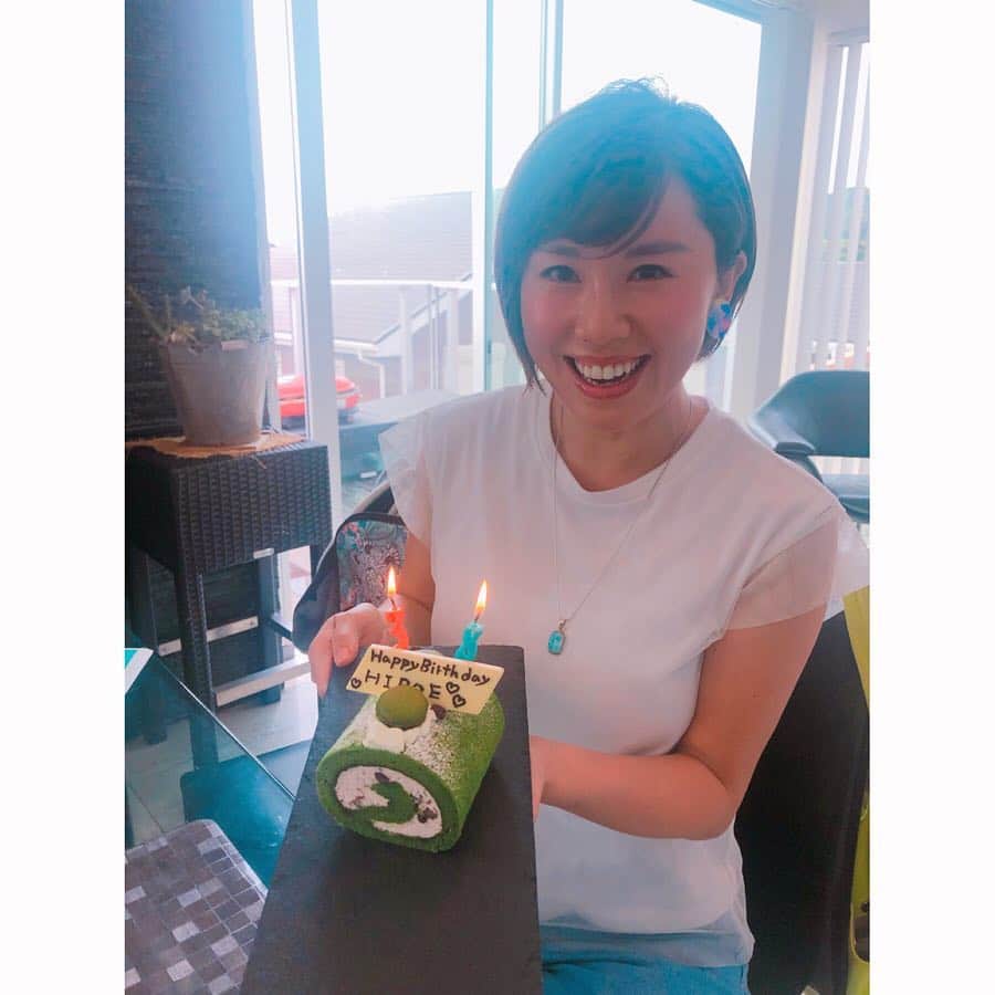 のインスタグラム：「葉山フレンドと楽しい時間❤️ 10年来の心の友たちと直子邸でランチ。 お互い歩いて行ける距離に住んでて。 懐かしの話題や赤裸々なお話やら（笑）楽しかったー！  気の知れた仲間とはこの事だね。 私のお誕生日お祝いもしていただき❤️🎂🥂 ありがとう😊嬉しいなぁー⭐️ . そして、相方がカリフォルニア→日本に上陸✈️ 早朝に起きてお仕事しっかり終えまして。 朝からありがたい環境に涙したり😭 . 🌞サンセット見て、2人夜ご飯🍽 和食の発酵料理はもちろん。 新鮮野菜や美味しいお肉があれば大満足な私たち。 グラスフェッドバターで焼く加減は彼がお上手なので任せて、 付け合わせやサラダやお味噌汁作りを。 . 楽しいハッピーな時間が、増えることまちがいなし⭐️ ゴールデンウィークが始まりますね！ 長野の新緑のエネルギーを感じるのが楽しみ🌳🌱 . #hiroestyles #hiroecali #organic #オーガニック #healthy #lifestyle #wellness #wellbeing #平野宏枝 #ウェルネス #ウェルビーイング #froends #友達 #ラブ #love」