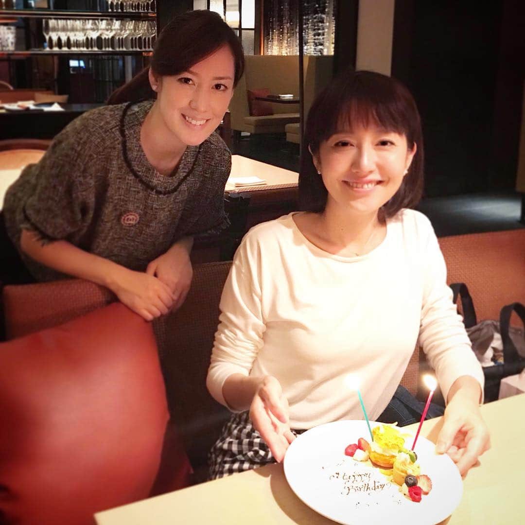 藤森香衣さんのインスタグラム写真 - (藤森香衣Instagram)「久しぶりの、蘭ちゃん💕 私のお誕生日を毎年、お祝いしてくれる。 (ありがとう😊) 一緒にいると、とてもリラックスするし、楽しい。  あと、政治経済、時事問題の話から、ミーハーな話や、面白い話もできる、大切な友達。  #NAMIKI667 #ginza #hotel #restaurant #tokyo #instagood  #friend #violinist  #ナミキ667 #ハイアットセントリック銀座  #いつからある🤔？ #レストラン #東京 #銀座 #おしゃれ #ありがとう #知的で #美人 #自慢の友達 #でも男前な性格 #バイオリニスト #松本蘭」4月26日 10時57分 - kaefujimori