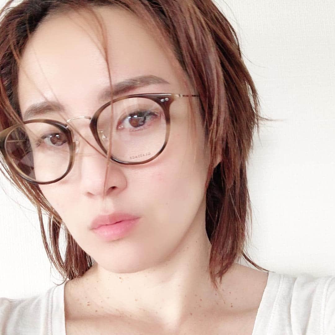 秋定麻紀子さんのインスタグラム写真 - (秋定麻紀子Instagram)「ずーっとメガネは探してたんだけど、メガネ選びってほんと難しい。 前までは @tomford を愛用していたんですが、年齢と共にゴツく感じてきて最近は全然かけてない。 そこで惹かれたのが @glassage_official のメガネ。 「メイクをする感覚でメガネを纏う。」 私の中で密かに惹かれるワードでもある「纏う」 華奢だけど美々しいイメージで好き。 そのイメージにちゃんとハマっているグラッサージュのメガネ。 軽いし、メガネなのに心地よい。 すっぴんの時でもちゃんと馴染んでくれる。 1つ持つと便利。 夏はすっぴんで髪結んでこのメガネにTシャツデニムにビーサンですかね。 @glassage_official  #glassage #グラッサージュ  #だてメガネ #メガネ」4月26日 10時53分 - makiakisada