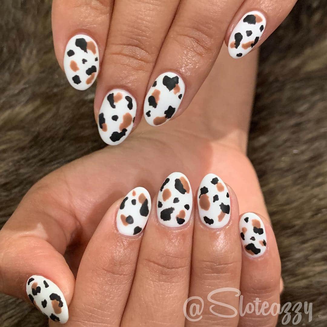 Yasmeenのインスタグラム：「A little cow print for my boo @oxestefani 🖤 You can book with me at @thehouseofpolish 😉 Should I make a tutorial for this look? #nailsbysloteazzy」