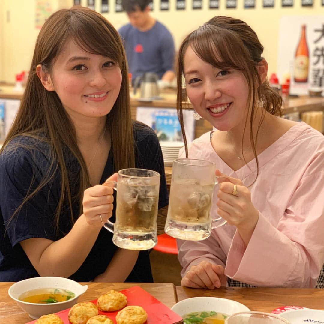 奥山夏織さんのインスタグラム写真 - (奥山夏織Instagram)「ひょっこり👀✨ ・ 昨日オープンした#明石ニューワールド に行ってきました😊明石焼って関西に行った時に初めて食べたんですが、お出汁にくぐらせて食べる#たこ焼き 💓🐙 ・ サッパリしてるけどお出汁の味がきいてて、ふわっ！とろっ！っと美味しかったです🤤他にも#明石浦漁港  で獲れたお刺身もありますが、とにかくお安い❣️新橋のサラリーマンの方にオススメ✨でも女の子同士で仕事終わりに#あかしハイボール 片手にご飯でもいいかも💓 ・ 今日は#華金 なので是非お立ち寄りください😋♪ ・・・ #明石焼 #明石だこ #新橋 #新橋グルメ #新橋飲み #新オープン #promotion #ニュー新橋ビル #ニュー新橋 #明石ニューワールド #たこ焼き #🐙」4月26日 10時55分 - okuyama_kaori