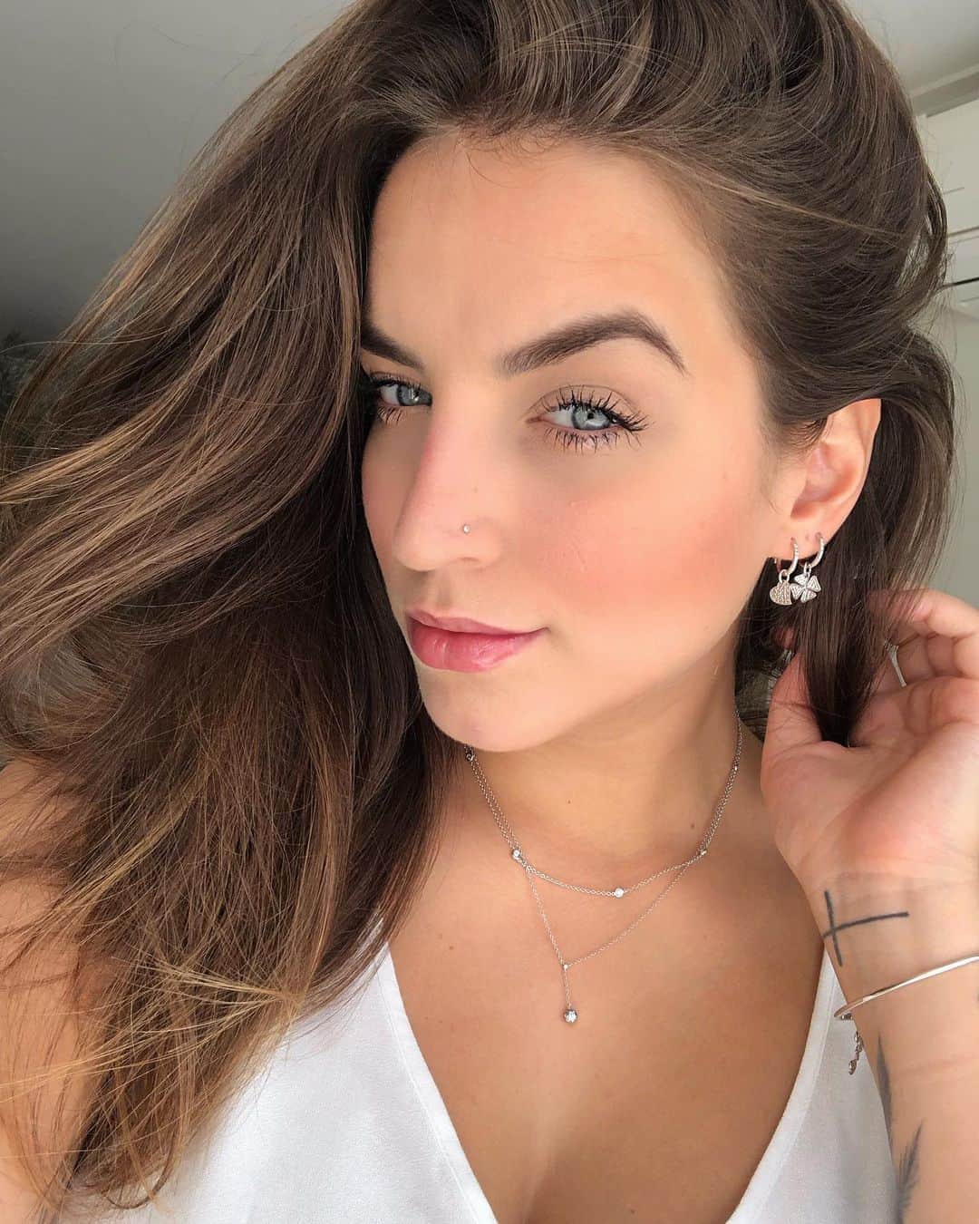 Bruna Unzuetaのインスタグラム：「Selfie só pra mostrar minhas jóias da @mycollectionhstern ✨esses brincos de argola não são lindos? Pendurei uns pingentes pra dar um charme ... 🌟 todas as jóias são de ouro branco com diamantes 💍」