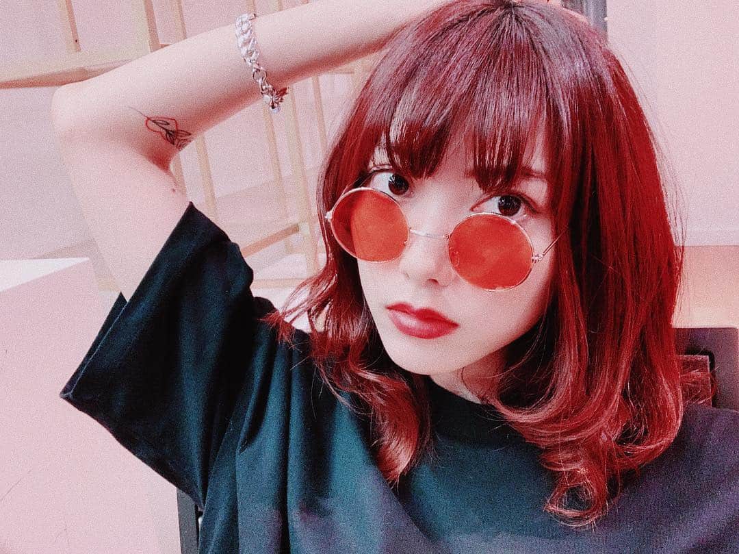 SHIZUKAのインスタグラム：「. Do you like red?」