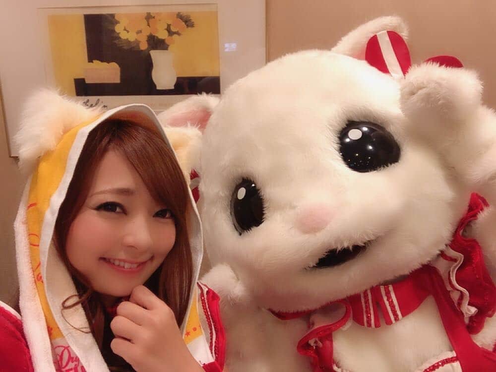のインスタグラム：「アップちゃんの猫耳タオル♡ 来週のGT富士から発売開始です＼(^o^)／ 可愛いー♡欲しいー♡ お耳はお洗濯するために取り外しができるよ！ 1つ1つ手作りで、なんと1枚2000円！ なんて良心的なにゃんこちゃん🐾 数量限定なので、お早めにどうぞー‪(❁´ω`❁)‬」