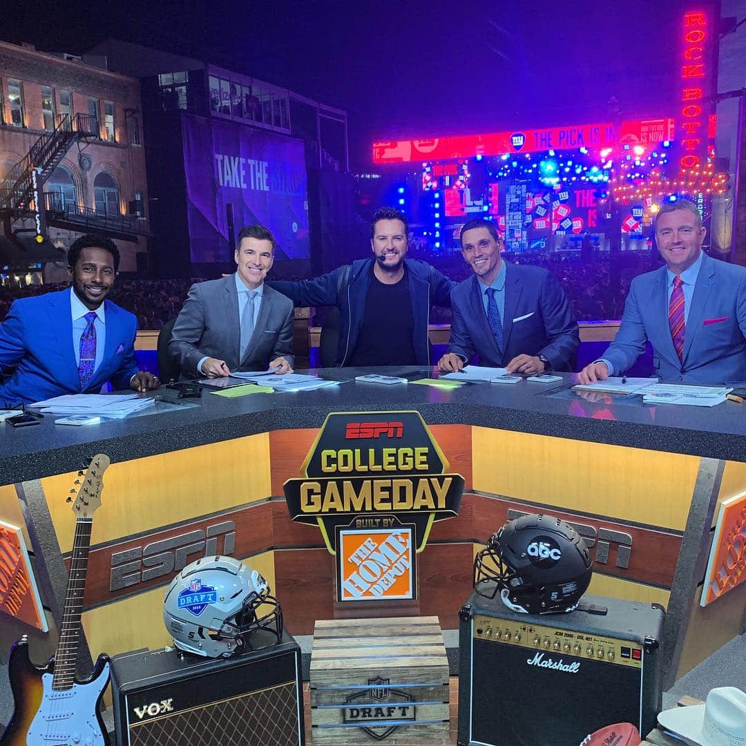 アメリカン・ブロードキャスティング・カンパニーのインスタグラム：「@lukebryan and the @collegegameday crew! tune-in now! #NFLDraft」