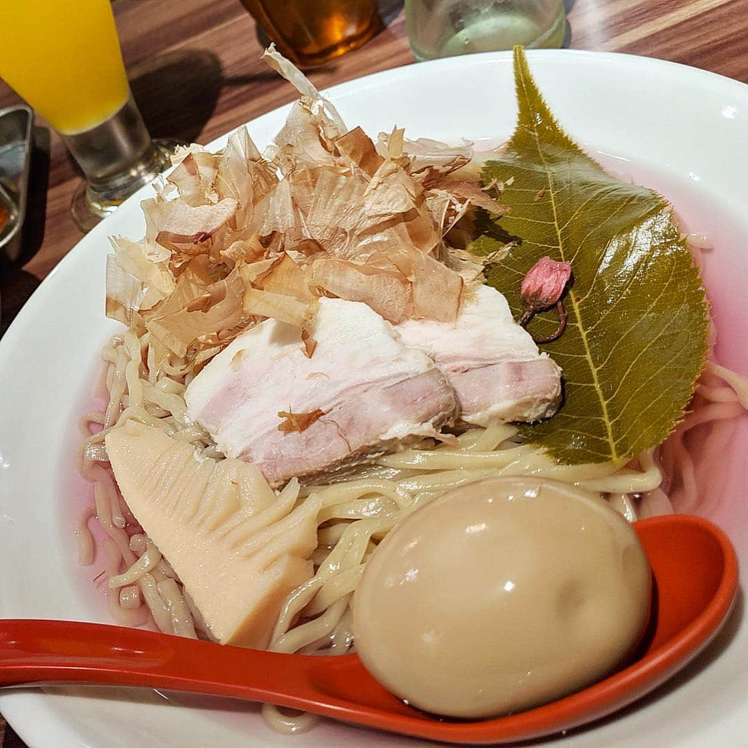 大見さなえさんのインスタグラム写真 - (大見さなえInstagram)「原宿『Noodle Stand Tokyo 』× SENSEさんとのコラボしてる 春ラーメン食べてきた☺️🌸 ・ "さくらと桜えびの塩つけ麺"🍜 桜えび香るスープに 中太平打ちちぢれ麺を絡めて✨ 見た目も味も涼しい(*^^*) ・ そして！ヌースタさんに ラーメンラリーシール飾って もらえるようで嬉しい💓 看板娘のしまちゃんと😍 ・ #noodlestandtokyo #ヌースタ #ラーメンラリー #pixelで撮影 #拉麺 #ラーメン #らーめん #ramen #麺 #ramennoodles #さくらと桜えびの塩つけ麺 #めぐログ_原宿 #原宿グルメ #水溜りボンドさん行きつけ店」4月26日 11時24分 - tabe_megumi