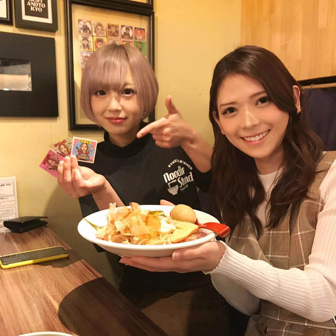 大見さなえさんのインスタグラム写真 - (大見さなえInstagram)「原宿『Noodle Stand Tokyo 』× SENSEさんとのコラボしてる 春ラーメン食べてきた☺️🌸 ・ "さくらと桜えびの塩つけ麺"🍜 桜えび香るスープに 中太平打ちちぢれ麺を絡めて✨ 見た目も味も涼しい(*^^*) ・ そして！ヌースタさんに ラーメンラリーシール飾って もらえるようで嬉しい💓 看板娘のしまちゃんと😍 ・ #noodlestandtokyo #ヌースタ #ラーメンラリー #pixelで撮影 #拉麺 #ラーメン #らーめん #ramen #麺 #ramennoodles #さくらと桜えびの塩つけ麺 #めぐログ_原宿 #原宿グルメ #水溜りボンドさん行きつけ店」4月26日 11時24分 - tabe_megumi