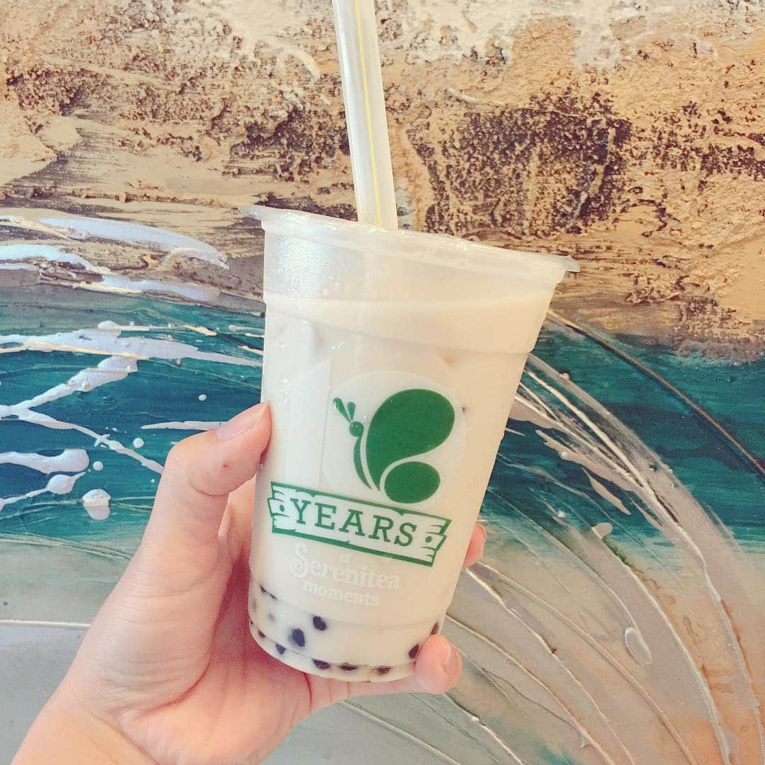 石井あみさんのインスタグラム写真 - (石井あみInstagram)「❂今日のおタピ Serenitea❂﻿ ﻿ いつも、BrownsugerTahoなので変えてみた。﻿ ﻿ ジャスミンミルクティ+パール(こっちではタピオカとは言わず、pearlです)﻿ suger level25%﻿ さっぱりして美味しかった。﻿ 後味もすっきり。﻿ ﻿ けど、このお店のイチオシは、やっぱり﻿ BrownsugerTahoです！﻿ 甘さは50.70.100%から選べます。﻿ 50%でも甘め。﻿ 豆花にもちもちのタピオカ、しゃりしゃりの氷が﻿ 入ってるので、﻿ 1食分くらいのパンチがあります。笑﻿  #cebu#セブ島#serenitea#タピオカグラム#セブ島留学#cebuyolo#세부 ◇─◇─◇─◇─◇─◇─◇─◇─◇─◇─◇─◇─◇─◇─◇ ［CEBUYOLO〜you only live once〜］ http://www.cebuyolo.com セブ島留学をサポートさせて頂いています。 無料相談はDM、メールにてお待ちしております✰ #cebu#cebuyolo#セブ島留学#セブ留学#語学留学#母子留学#親子留学 ◇─◇─◇─◇─◇─◇─◇─◇─◇─◇─◇─◇─◇─◇─◇」4月26日 11時25分 - ami_cebuyolo