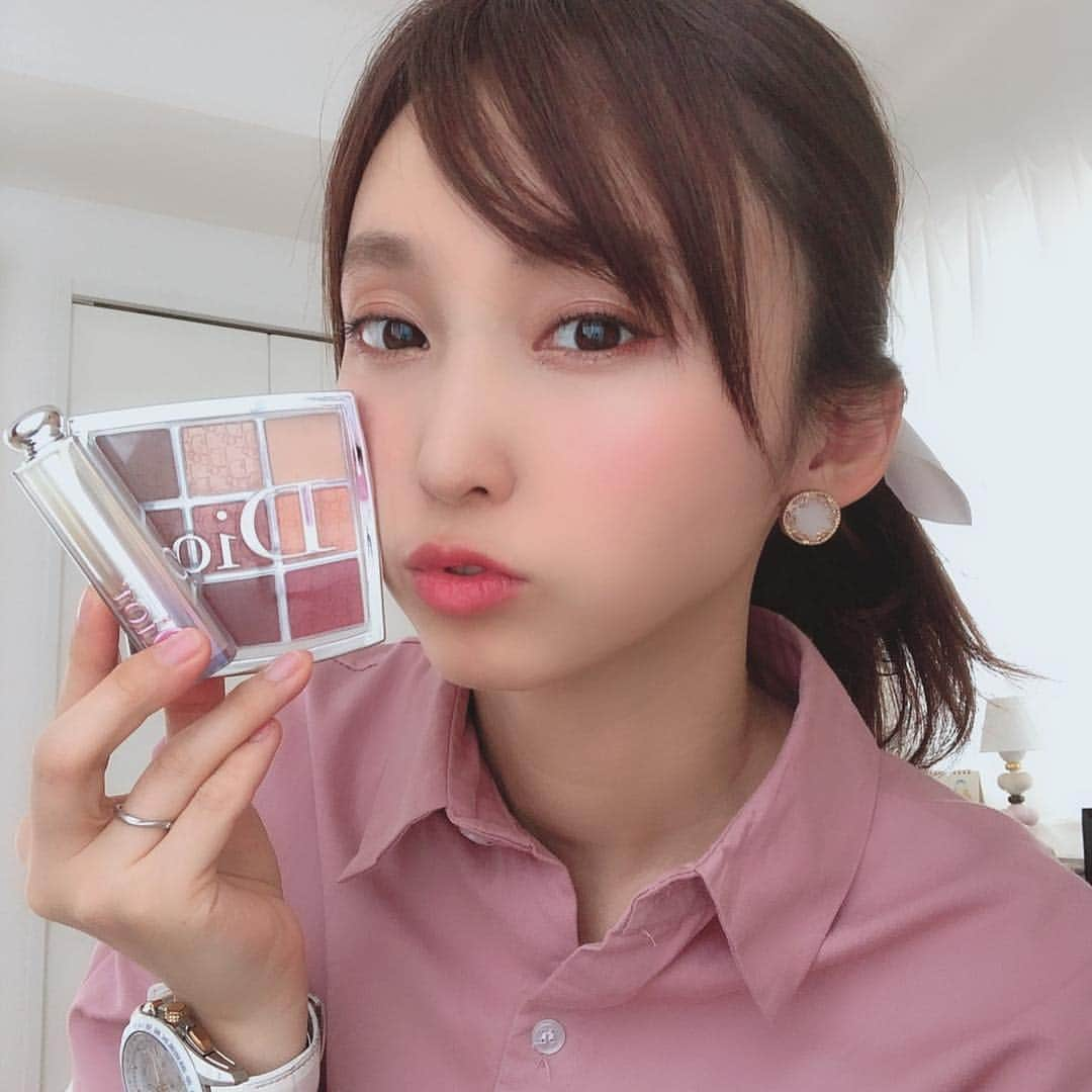 吉木りささんのインスタグラム写真 - (吉木りさInstagram)「新作コスメ戦利品❤️💄✨⠀ ⠀ このアイシャドウ1段目真ん中と2段目真ん中の2色だけ使ってみたけど塗ると意外と明るめに映えるねー😍🌸✨⠀ ⠀ リップもナチュラルなオレンジが可愛い🍊✨⠀ ⠀ #dior #ディオールバックステージアイパレット003 #ディオールアディクトステラーシャイン639」4月26日 11時27分 - risayoshiki0727