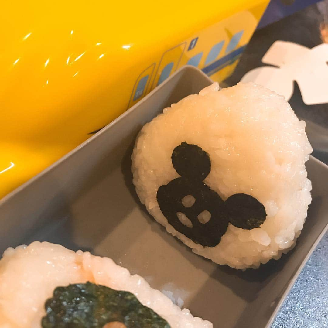 潮田玲子さんのインスタグラム写真 - (潮田玲子Instagram)「今朝はお弁当作りからスタート🍱😬 あいにくの雨模様で遠足からお楽しみ会に変わっただろうなー😵 お弁当の中身は大したことないけど笑😅お気に入りのドクターイエローのお弁当箱で喜んでくれたら嬉しいなぁ😍  #お弁当遠足の日 #あいにくの雨模様 #朝からドタバタ #厳密には昨夜から #ドタバタ #ドクターイエローのお弁当箱は #駅弁の空箱w #とっておいてよかった #白の新幹線もあるよ #玲子飯」4月26日 11時27分 - reikoshiota_official