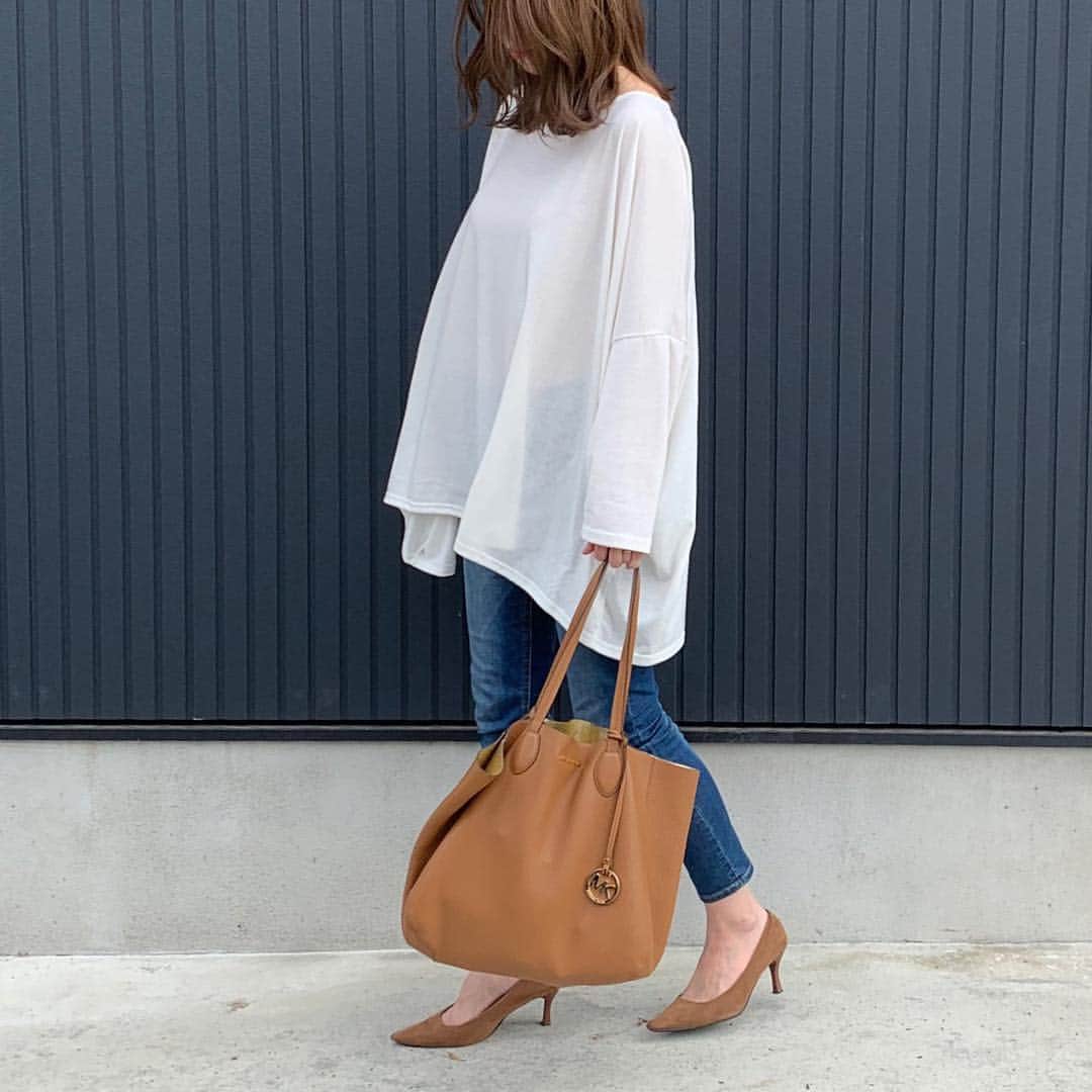 ryuu79hinaのインスタグラム：「#ootd ✎*。 ・ ・ ・ ︎︎︎︎☑︎ナンニングのGAORIシャツ  ドルマンスリーブで、楽ちんなうえ 腕の切替があるからもたつかない🐼◎ ヒップも隠れるロングテール☝︎ 最近好きだな…ナンニング❤ ・ ・ ・ 👕・#ナンニング 👖・#MUJI#無印良品 👜・#MICHEALKORS ・ ・ ・ 今日はこれから4回目の全身脱毛✨ 段々毛が薄く無くなってきたよ👏」