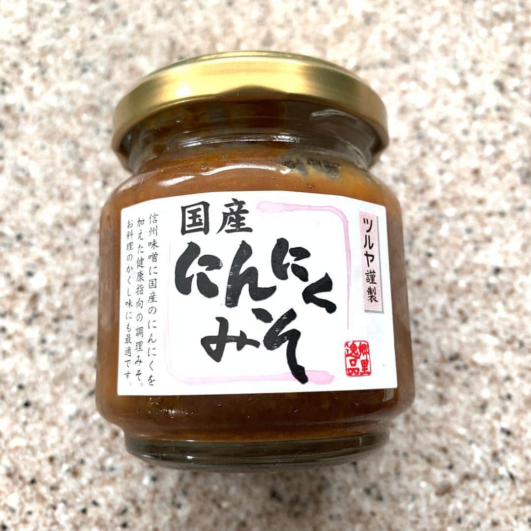 野間美由紀のインスタグラム：「連休中、軽井沢に遊びにいらっしゃる方も多いと思いますが、もはや観光名所となったスーパーツルヤの私のオススメは瓶詰めの「にんにくみそ」です。キャベツや茄子や豚肉の炒め物との相性抜群。有名なりんごバターもいいけどこちらもぜひ。」
