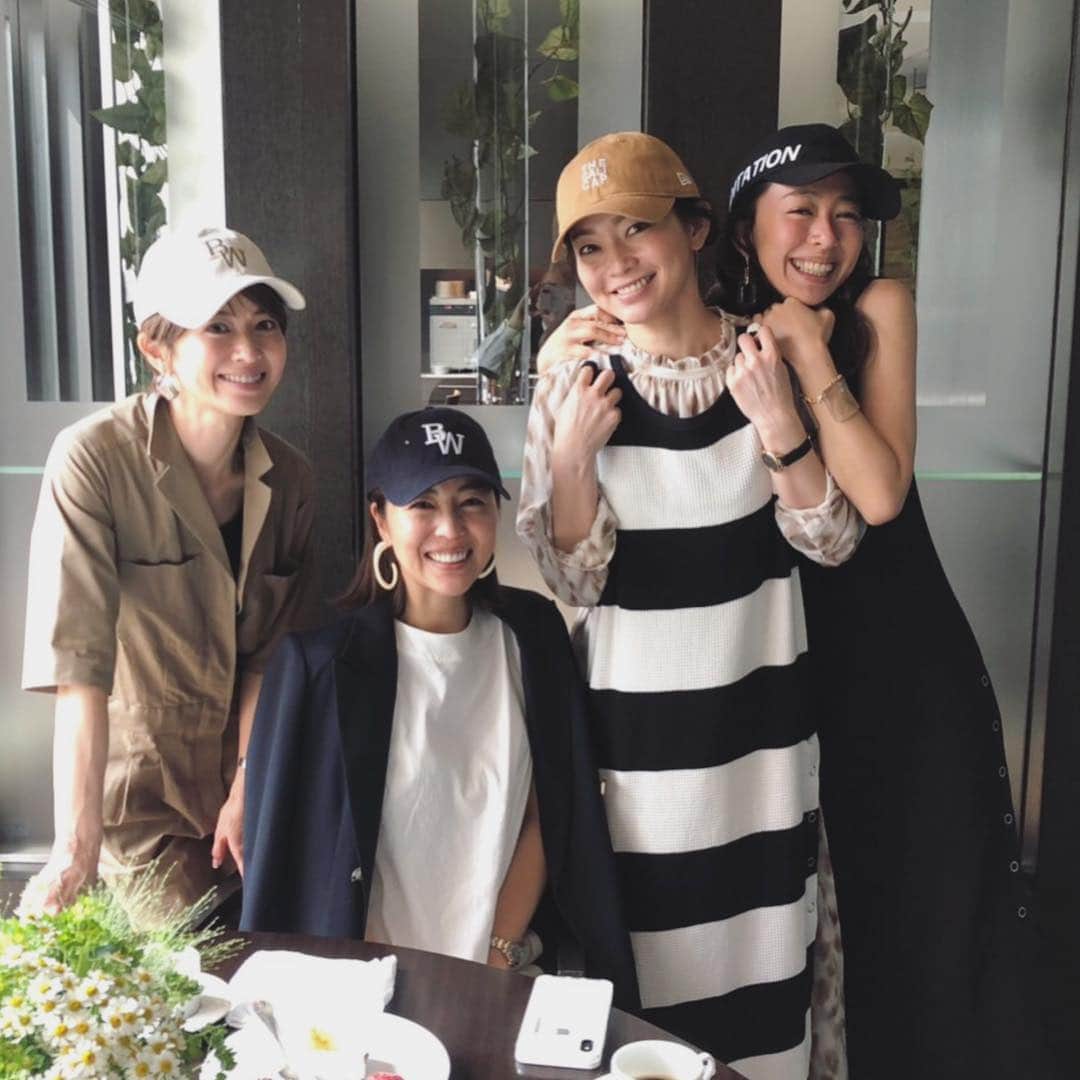 畑野ひろ子のインスタグラム：「やっとかなったこのメンバー❤  今日から発売の@wakanozawa のコラボアイテム見せてもらいました😆 私も大好きなキャップ @newerajapan と@bayflow_inc×@wakanozawa のコラボはどれも可愛かった！私は、被っているグレーのキャップをオーダーしました！ @bayflow_inc ×@wakanozawa のワッフルワンピも😍和香が前に立ってくれて黒のイメージはこんな感じだよと😂😂😂黒ワッフルワンピオーダーさせて頂きます😂」