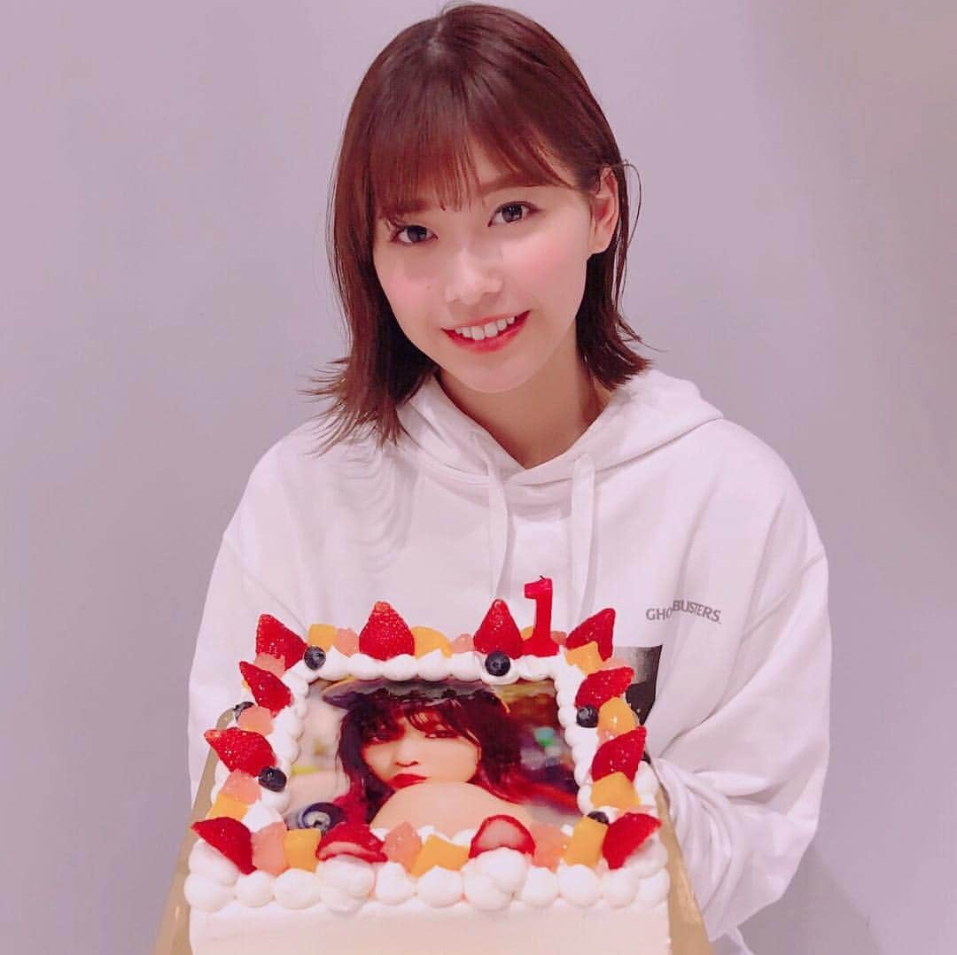 渡邉理佐さんのインスタグラム写真 - (渡邉理佐Instagram)「どんなケーキだったか皆さんにも♫2枚目の「嬉しい嬉しい〜」の顔が可愛いです💕 #渡邉理佐1st写真集無口  #祝2週連続オリコン1位 #大ヒット御礼 #嬉しいがすぎる」4月26日 11時36分 - watanaberisa1st