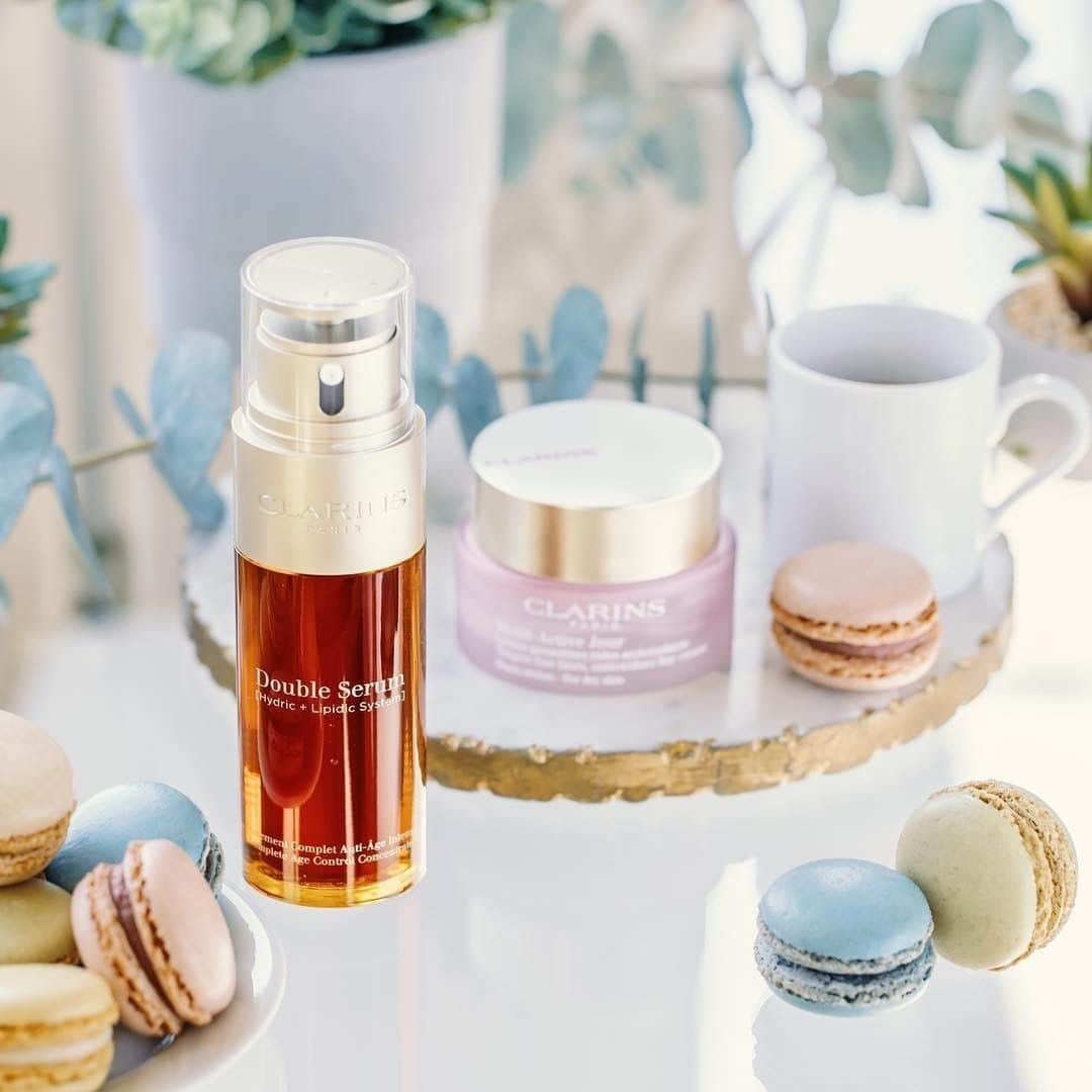 Clarins Canadaさんのインスタグラム写真 - (Clarins CanadaInstagram)「We all deserve a little treat... so does your skin! Repost: @anilinetoxicphoto . . . #Clarins #ItsAllAboutYou #Skincare #DoubleSerum #21PlantExtracts」4月26日 11時40分 - clarinscanada