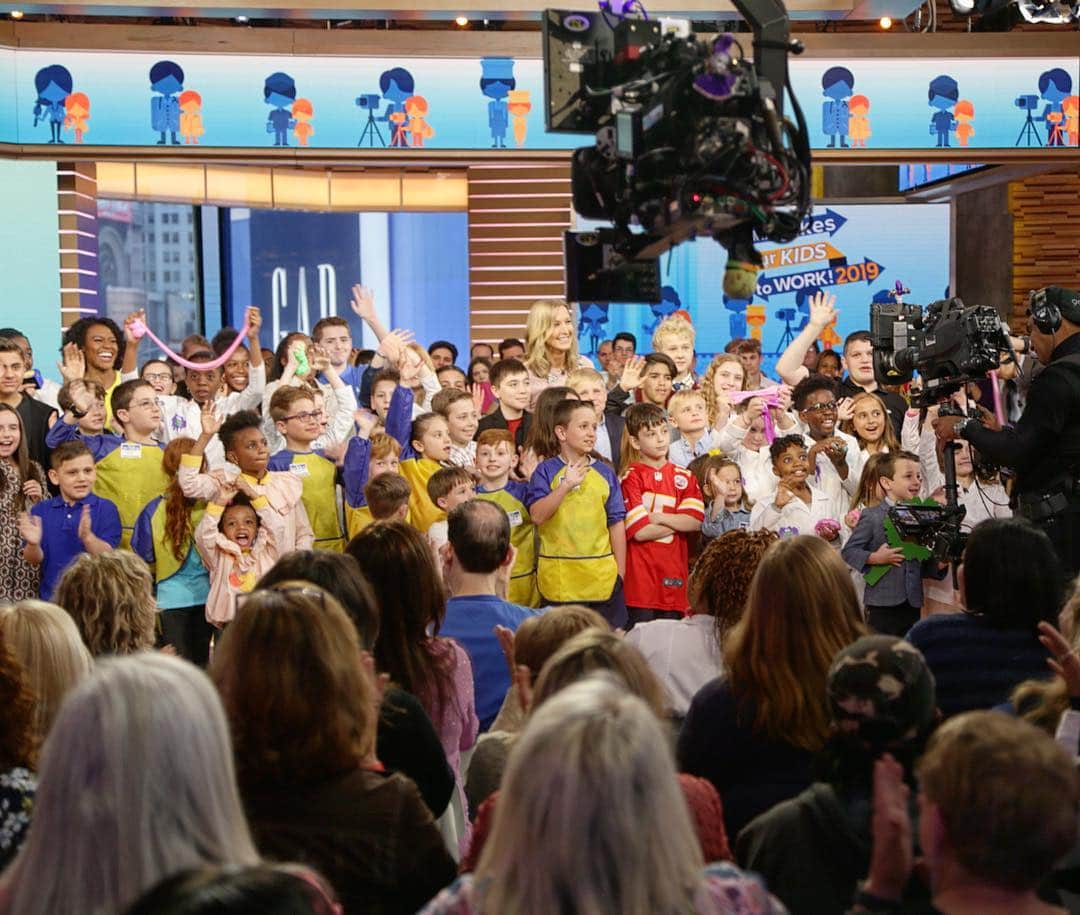 Good Morning Americaさんのインスタグラム写真 - (Good Morning AmericaInstagram)「When it’s #TakeYourChildtoWorkDay, the kids are in charge at GMA! 👦👧」4月26日 2時51分 - goodmorningamerica