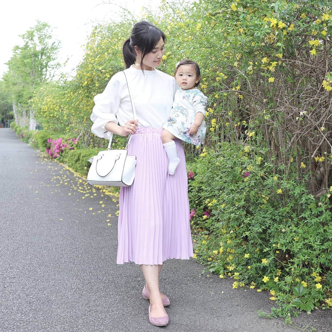 Eri Satoのインスタグラム：「white×lavenderリンクコーデ · skirt : @reedit_official shoes: @outletshoes_official bag: @kalie_official · 真っ白の小さめバッグが欲しくて @kalie_official のを👜 しっかりしてて意外と物が入るし、なのにプチプラ😍 · 今日は港北にオープンしたLuckRackへ行ってきました よく見えないけど🤣娘のヘアピンもLuckRackで買ってきたもの。 可愛い😍笑 もうね！凄かった！ので、また明日レポしますね✨ ·  #mamagirl#locari#コーディネート#ママコーデ#ママファッション #プチプラ#プチプラコーデ #親子リンクコーデ#親子リンクコーデ愛好家#親子#読者モデル#読モ#ママモデル #l4like#春コーデ #instagood#outfit #simple#春ファッション #coordinate#fashion#リエディ#リエディスタ」