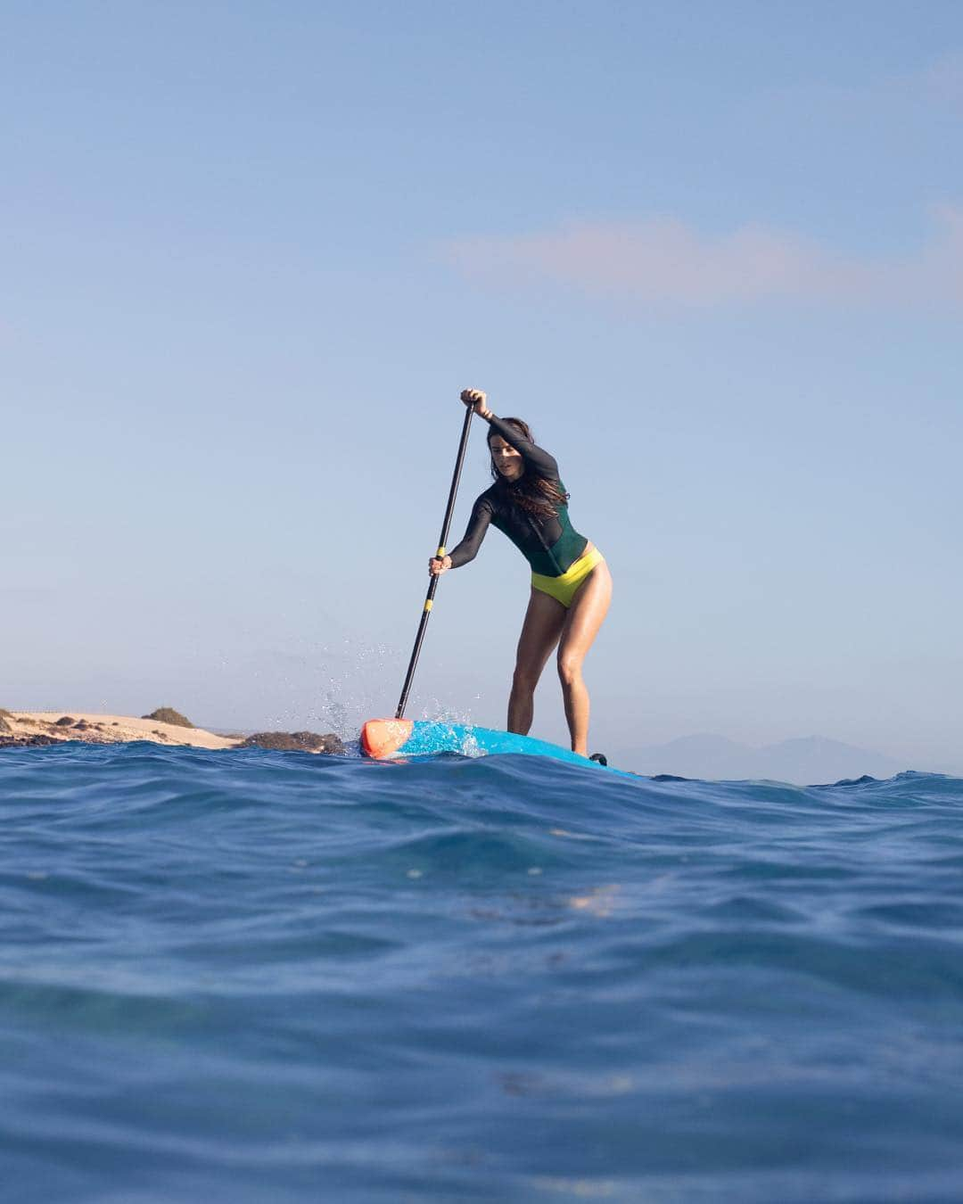 Oyshoさんのインスタグラム写真 - (OyshoInstagram)「Do you prefer calm or brave waters when you practice #paddlesurf ? | New Watersports Collection available at @oysho_sport  #oyshosport #watersports #surf」4月26日 3時01分 - oysho