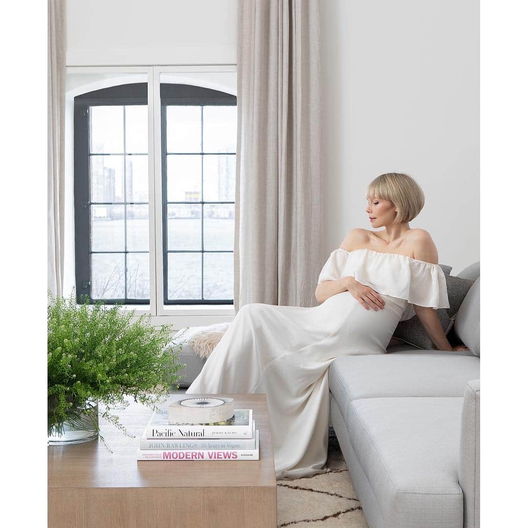 エリン フェザーストンのインスタグラム：「So thrilled to have my NYC loft renovation project shared on @lonnymag today! Tap link in bio to read the full article!#thefetherednest 📷@selliottphoto」