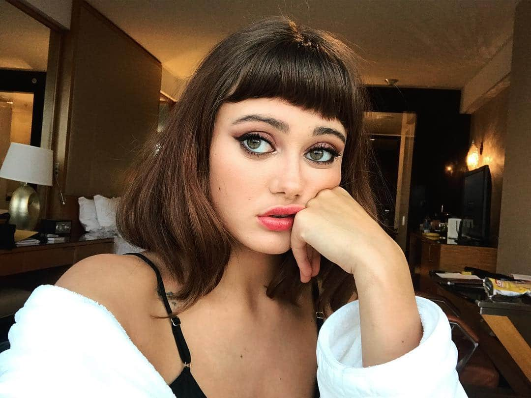 エラ・パーネルさんのインスタグラム写真 - (エラ・パーネルInstagram)「Sad ‘cause missing the sun, extra just because ☀️💁‍♀️」4月26日 3時34分 - ella_purnell