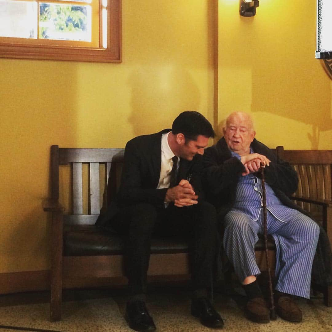 トーマス・ギブソンさんのインスタグラム写真 - (トーマス・ギブソンInstagram)「Just found this pic and feeling very lucky to have worked with the @theonlyedasner...watching and learning (as I feel like I’ve done for practically my whole life). I’m in awe of your talent, generosity, and dedication to helping others. Thanks Ed. #tbt #criminalminds @edasnerfamilycenter」4月26日 3時38分 - thomasgibsonofficial