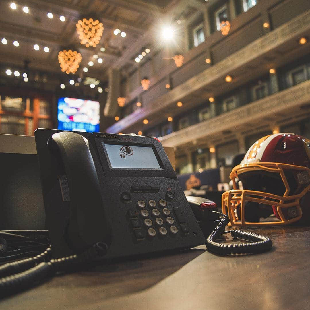 ワシントン・レッドスキンズさんのインスタグラム写真 - (ワシントン・レッドスキンズInstagram)「☎️ 🔜🔜🔜 #SkinsDraft | #HTTR」4月26日 3時50分 - commanders