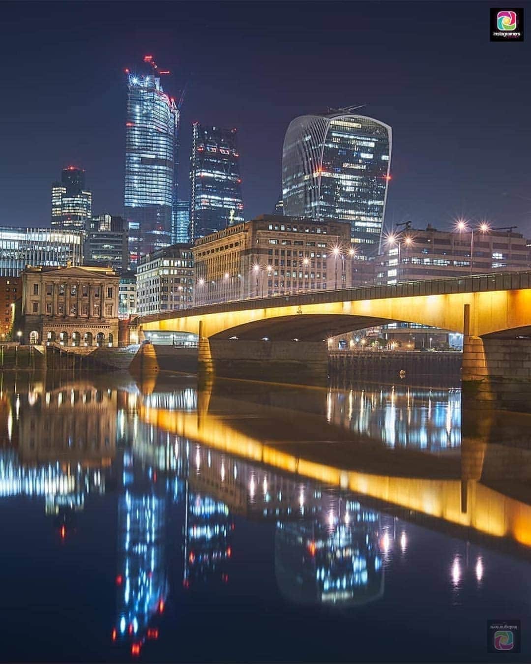 Instagramersさんのインスタグラム写真 - (InstagramersInstagram)「London night lights reflections by @fox_etc at @igerslondon 📸🎆 #igerslondon #igers」4月26日 3時59分 - igers