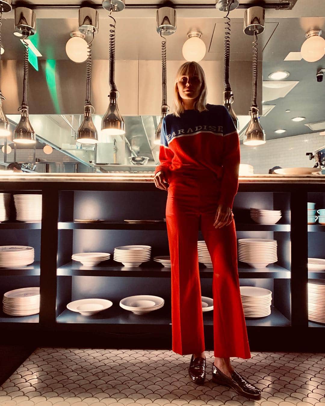 フィービー・ダールのインスタグラム：「I had the most magical dinner last night at @calmarerestaurant - the authentic Italian food and dreamy atmosphere really makes you feel like you’re in Italy sitting under a bougainvillea veranda - we drank champagne, ate Caviar and scarfed down delicious pasta!!! @beverlycenter #beverlycenterpartner」