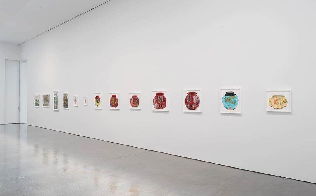 ガゴシアン・ギャラリーさんのインスタグラム写真 - (ガゴシアン・ギャラリーInstagram)「#JonasWood: Visit Gagosian, West 24th Street, New York to see new paintings and works on paper by Jonas Wood!  Each painting in the exhibition is accompanied by a corresponding small-scale work on paper, emphasizing Wood’s mastery of kaleidoscopic shifts, while reiterating visual and referential relationships across discrete bodies of work. Learn more via the link in our bio! __________ #Gagosian @jonasbrwood Installation views, "Jonas Wood," Gagosian, West 24th Street, New York, April 24–July 19, 2019. Artwork © Jonas Wood. Photos: Rob McKeever」4月26日 4時00分 - gagosian
