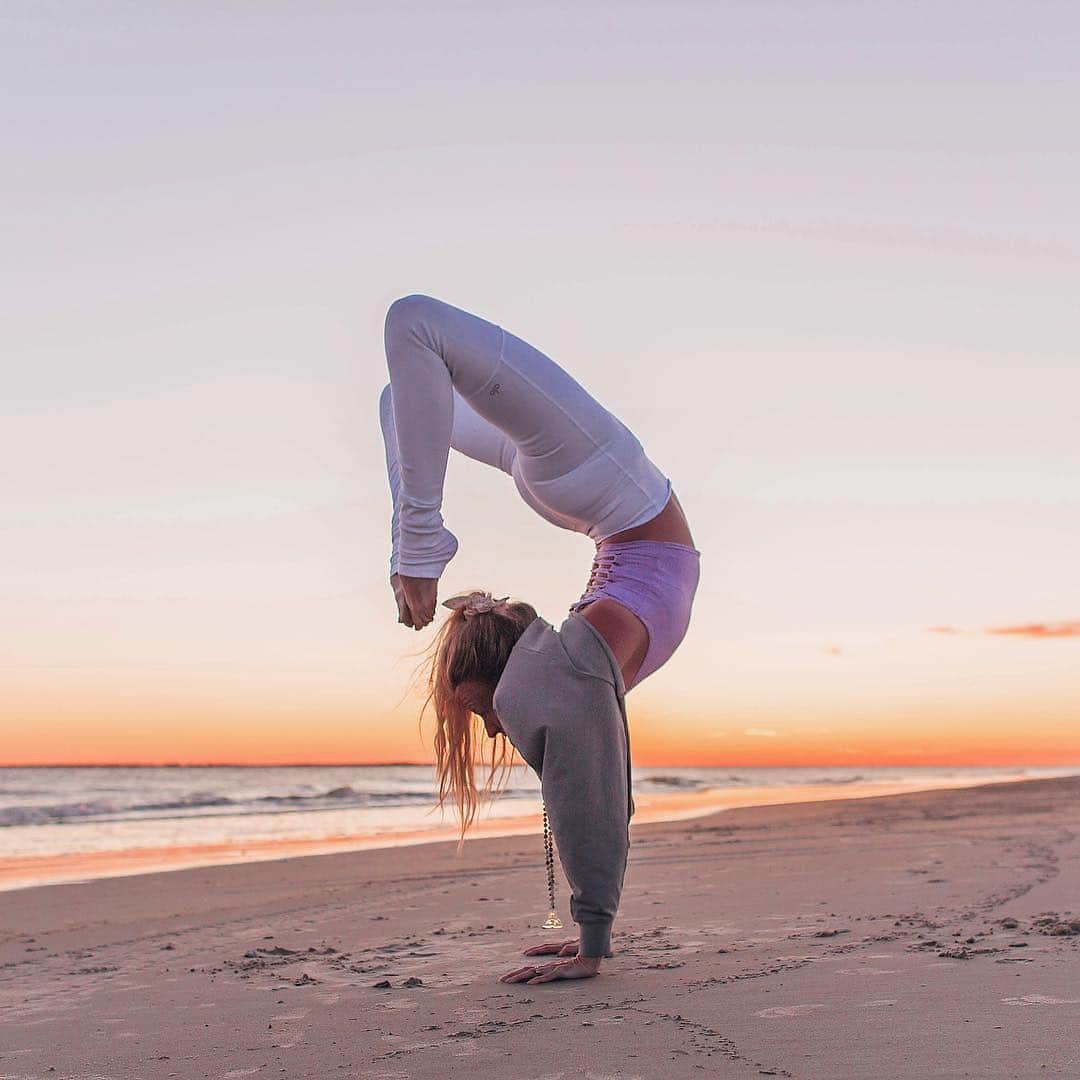 ALO Yogaさんのインスタグラム写真 - (ALO YogaInstagram)「Life is about moments. Create them. Don’t wait for them 🙏  @northcarolina_yogagirl seizes her moment during this beautiful sunset in her Ultraviolet Movement Bra, High-Waist Goddess Legging and Double Take Pullover 💕☺️ #aloyoga #yoga」4月26日 4時05分 - aloyoga
