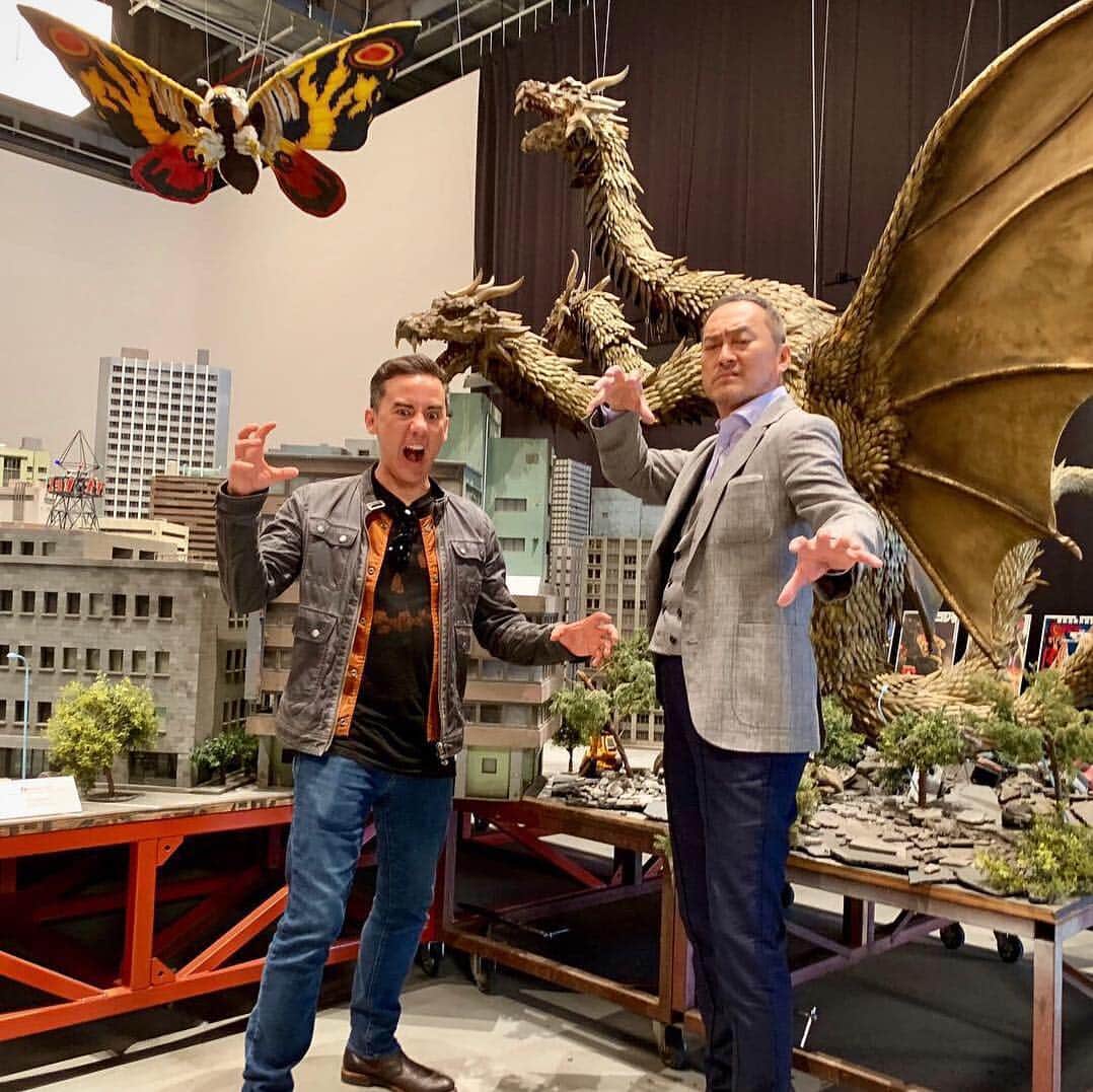 Warner Bros. Picturesさんのインスタグラム写真 - (Warner Bros. PicturesInstagram)「Regram from @godzillamovie: #GodzillaMovie roars into Tokyo with director #MikeDougherty and #KenWatanabe! In theaters May 31.」4月26日 4時15分 - wbpictures