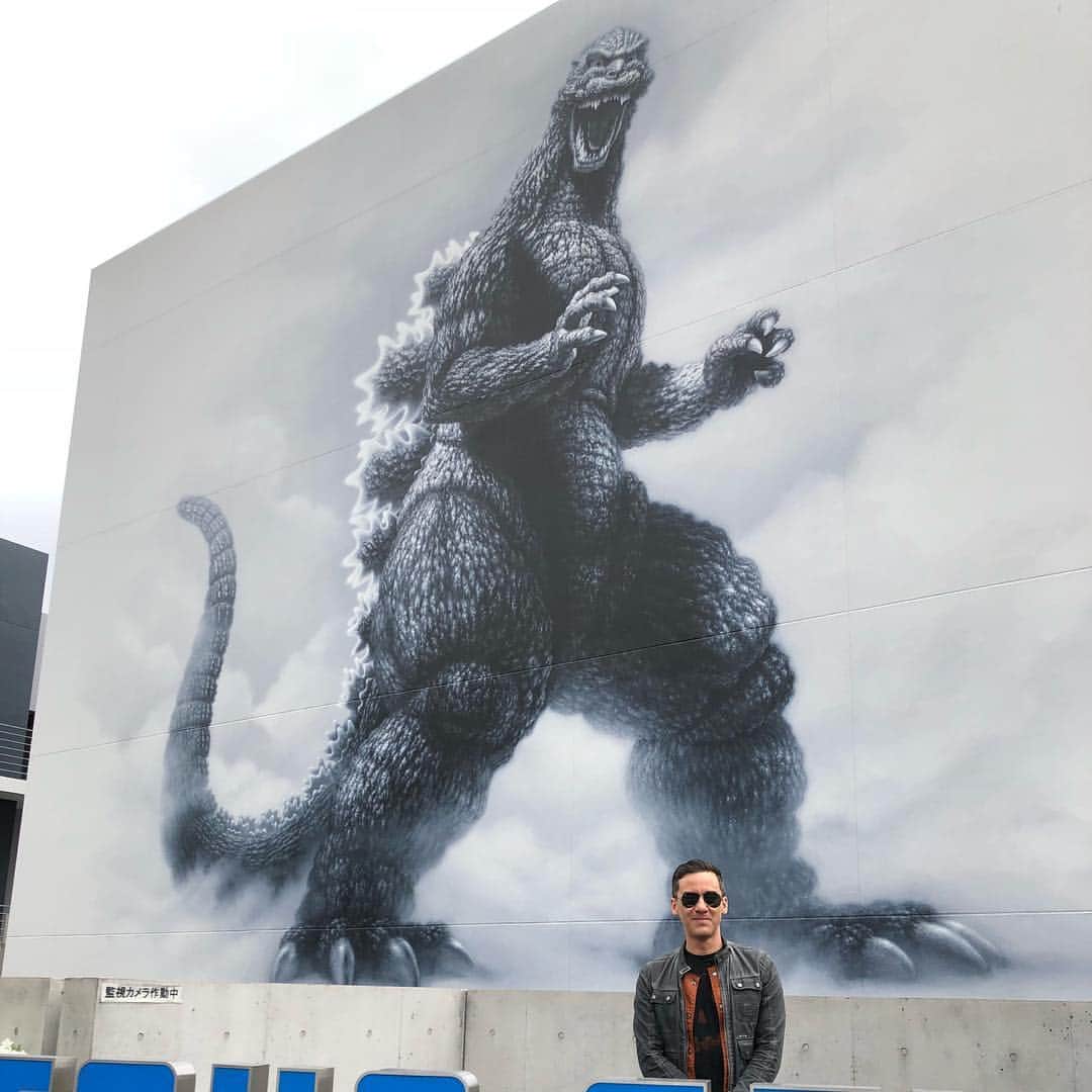 Warner Bros. Picturesさんのインスタグラム写真 - (Warner Bros. PicturesInstagram)「Regram from @godzillamovie: #GodzillaMovie roars into Tokyo with director #MikeDougherty and #KenWatanabe! In theaters May 31.」4月26日 4時15分 - wbpictures