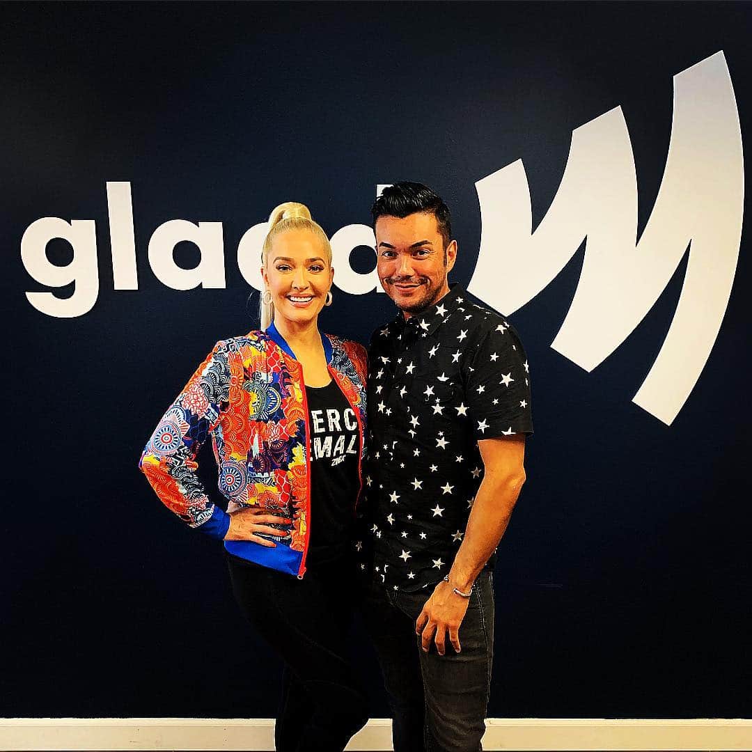 アンソニー・ラモスのインスタグラム：「OMG @theprettymess just came to my office for a surprise #Zumba workout. It’s a good Thursday」