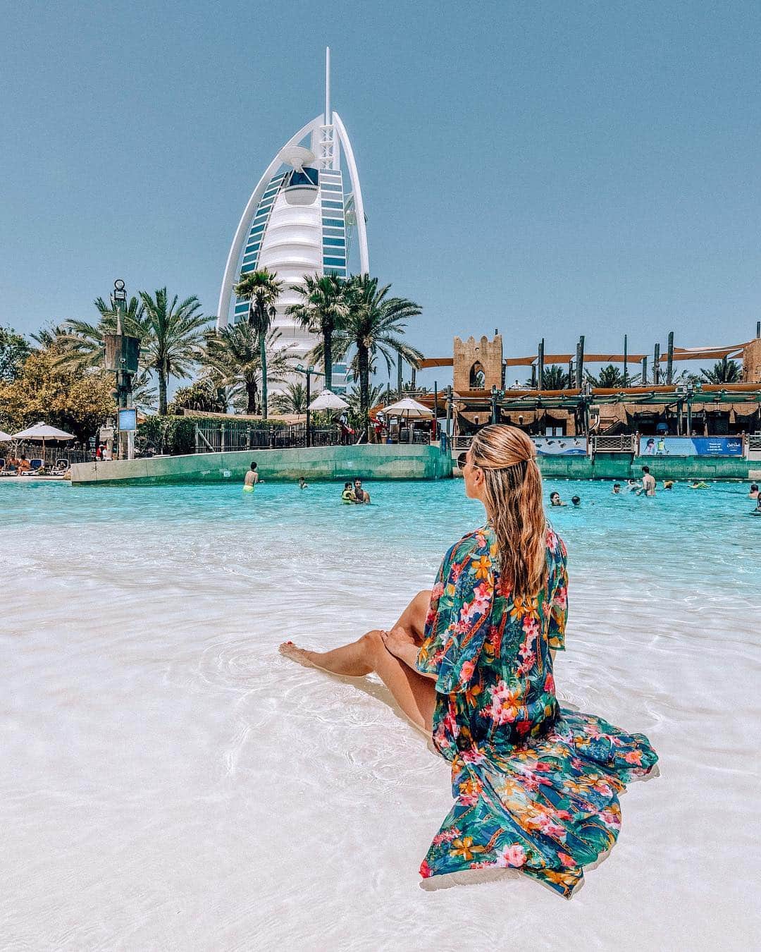Izkizのインスタグラム：「Had such a fun day at Wild Wadi waterpark in Dubai! Whether you want to relax on the lazy river, try surfing or go down thrilling rides - there’s something for everyone here! 💦  @mydubai @wildwadiwaterpark #DubaiThemeParks #MyDubai #AmusementPark #Dubai #StaySunny #ad」