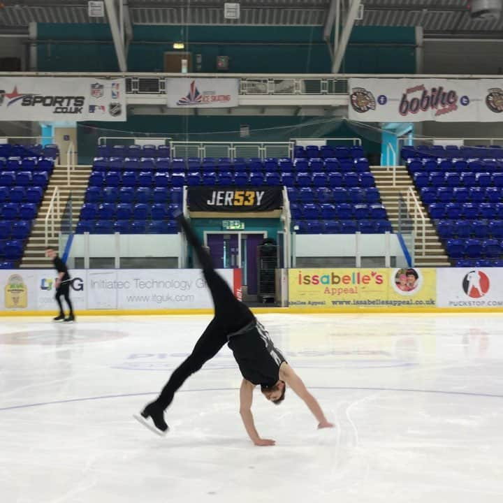 Phil Harrisのインスタグラム：「Messing about with @pj_hallam at the young stars camp trying stupid things! I WILL nail this soon! 👊🏼💪🏼🔥😁 #watchthisspace  Don’t try this at home kids, it’s silly to do cartwheels on the ice 😂 . . . @britishiceskating @isufigureskating @oniceperspectives @theicecapture @chiquesport @jackson.ultima @pulsinhq @theskatinglesson #figureskating #iceskating #figureskater #gymnastics #gymnastic #cartwheel #choreography #transitions #fun #newthings #challenge #work #trialanderror #instavid #icedance #athlete #ambassador #fail #funny #love #discover #tripletoe #tbt #throwbackthursday #throwback #upsidedown #fall」