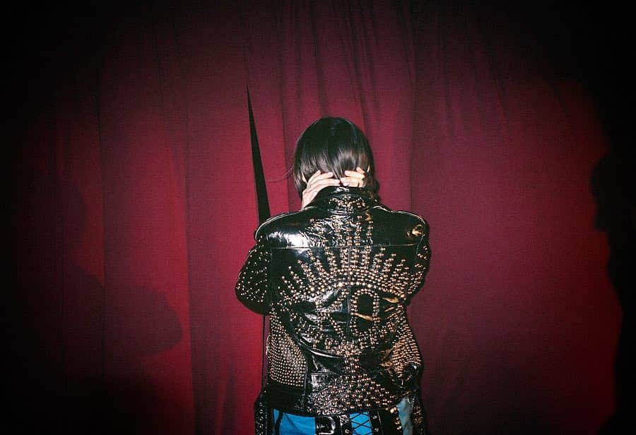 ヤー・ヤー・ヤーズのインスタグラム：「Happy Birthday It’s Blitz 🤘10💫, headz and eyeballs rolling, get your leather on, dance til you’re dead!  #ItsBlitz! limited edition photo series available in the web store now. 📷 @little_vampire - San Francisco February 09 - Busselton January 10 - Glastonbury June 09」