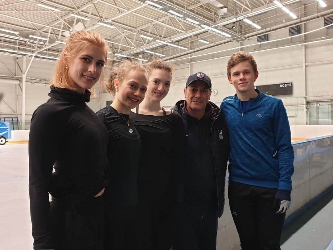 エリスカ・ブレジノワのインスタグラム：「National camp 🇨🇿 #ostrava #figureskating #dancing」